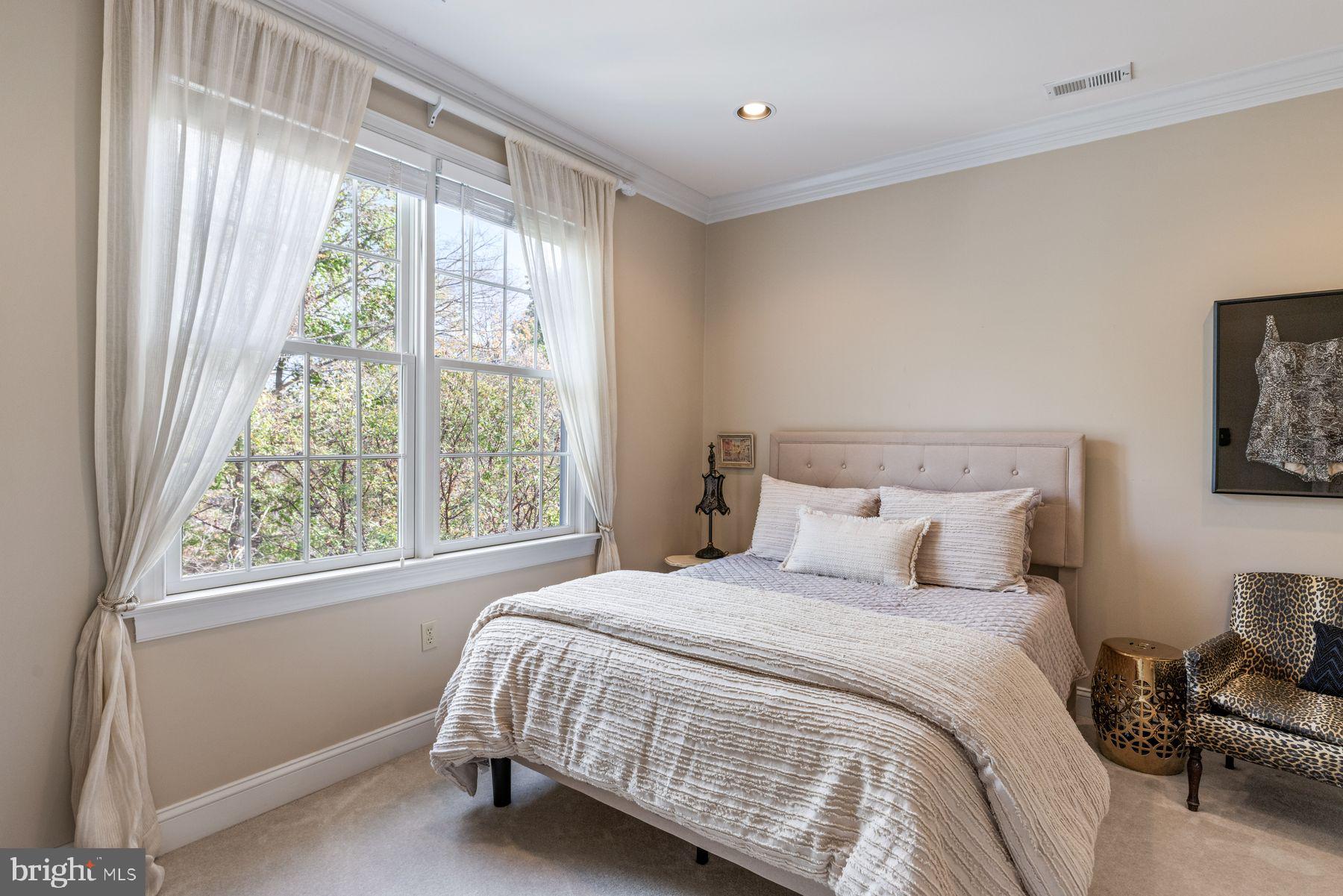 ROLLING HILLS - Residential