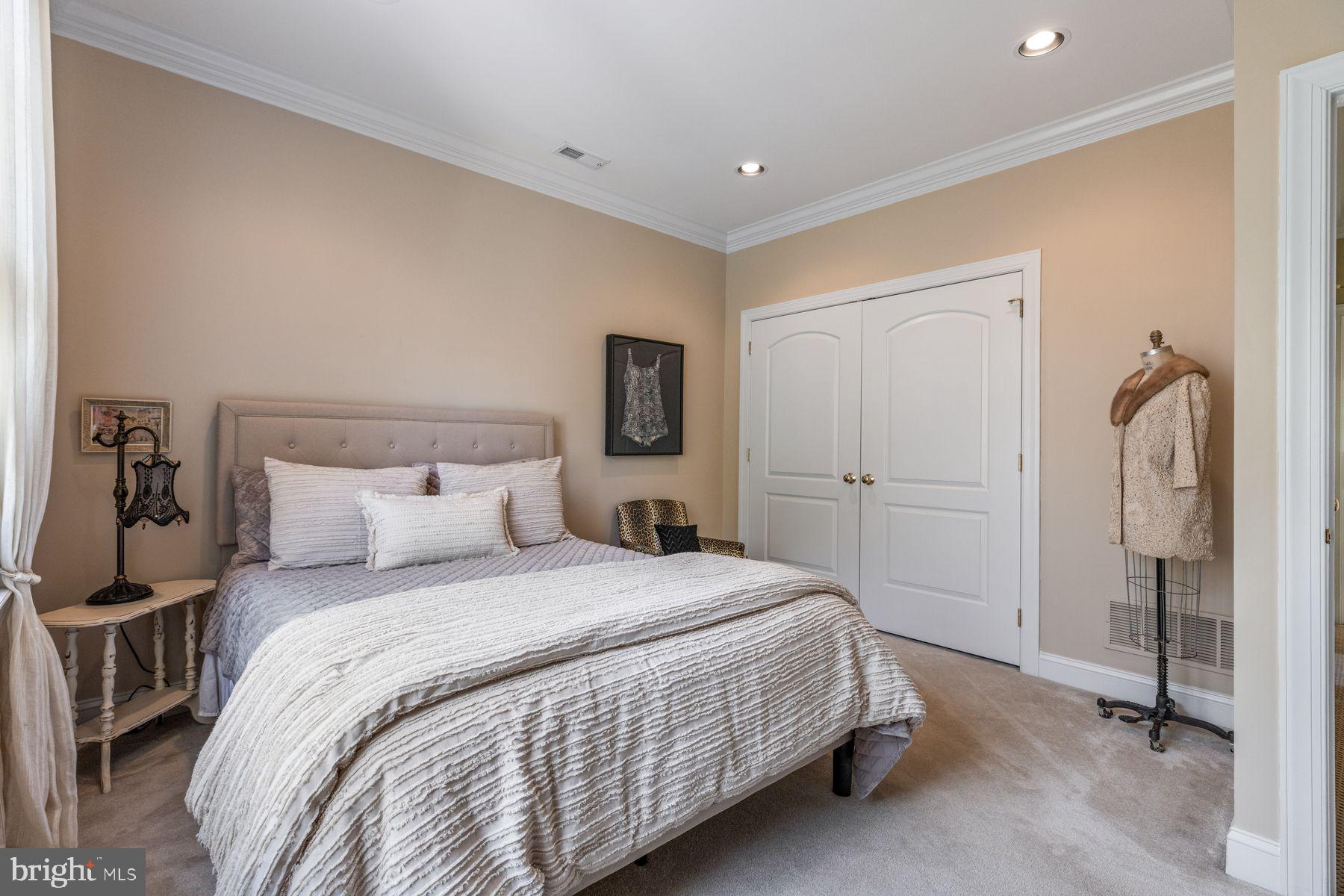 ROLLING HILLS - Residential