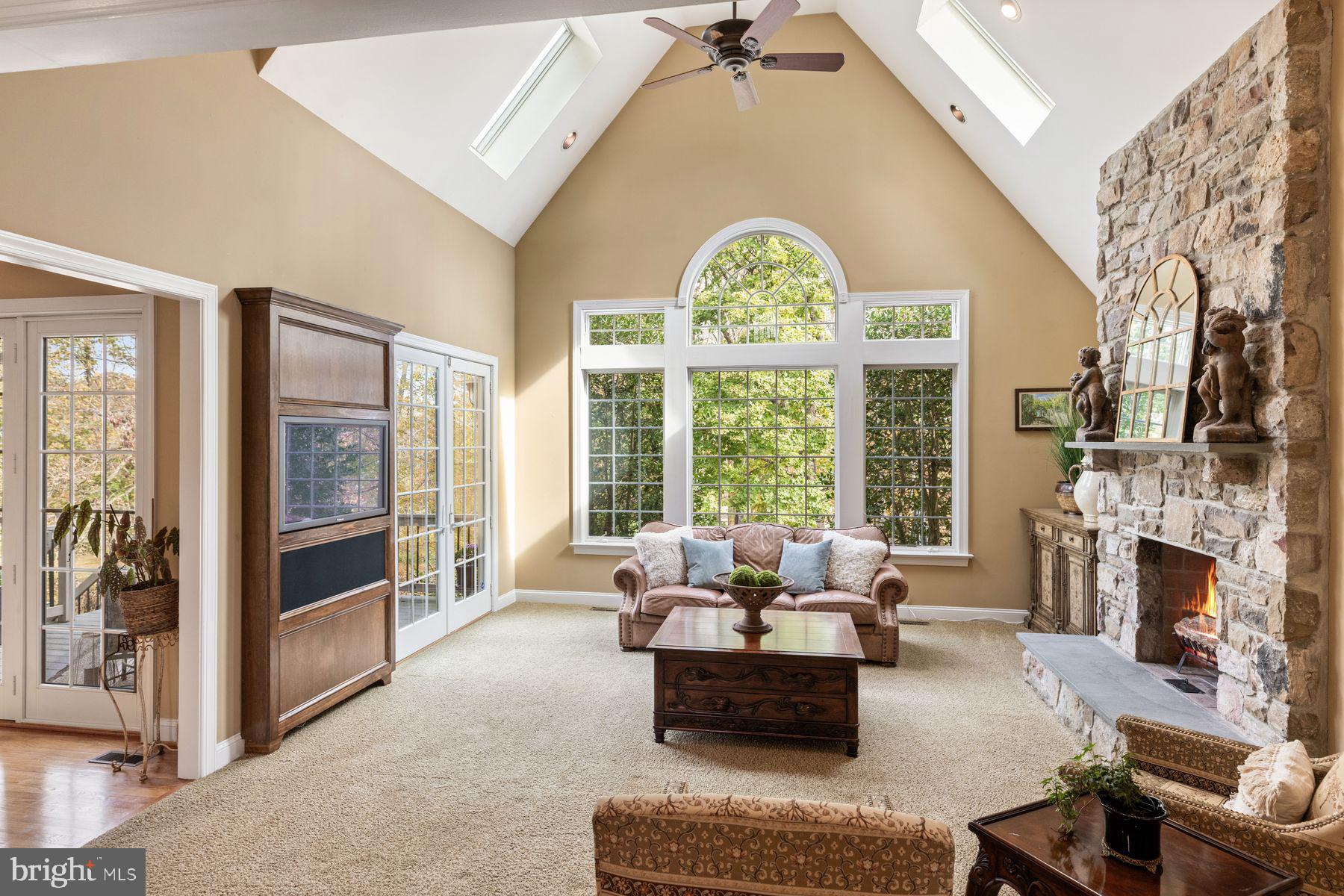 ROLLING HILLS - Residential