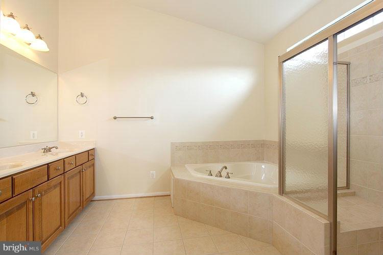 FOUR SEASONS - Residential