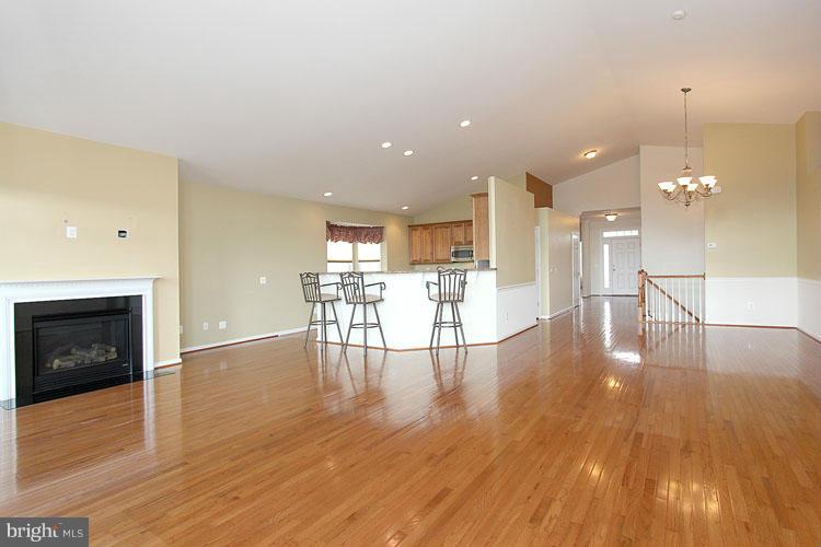 FOUR SEASONS - Residential