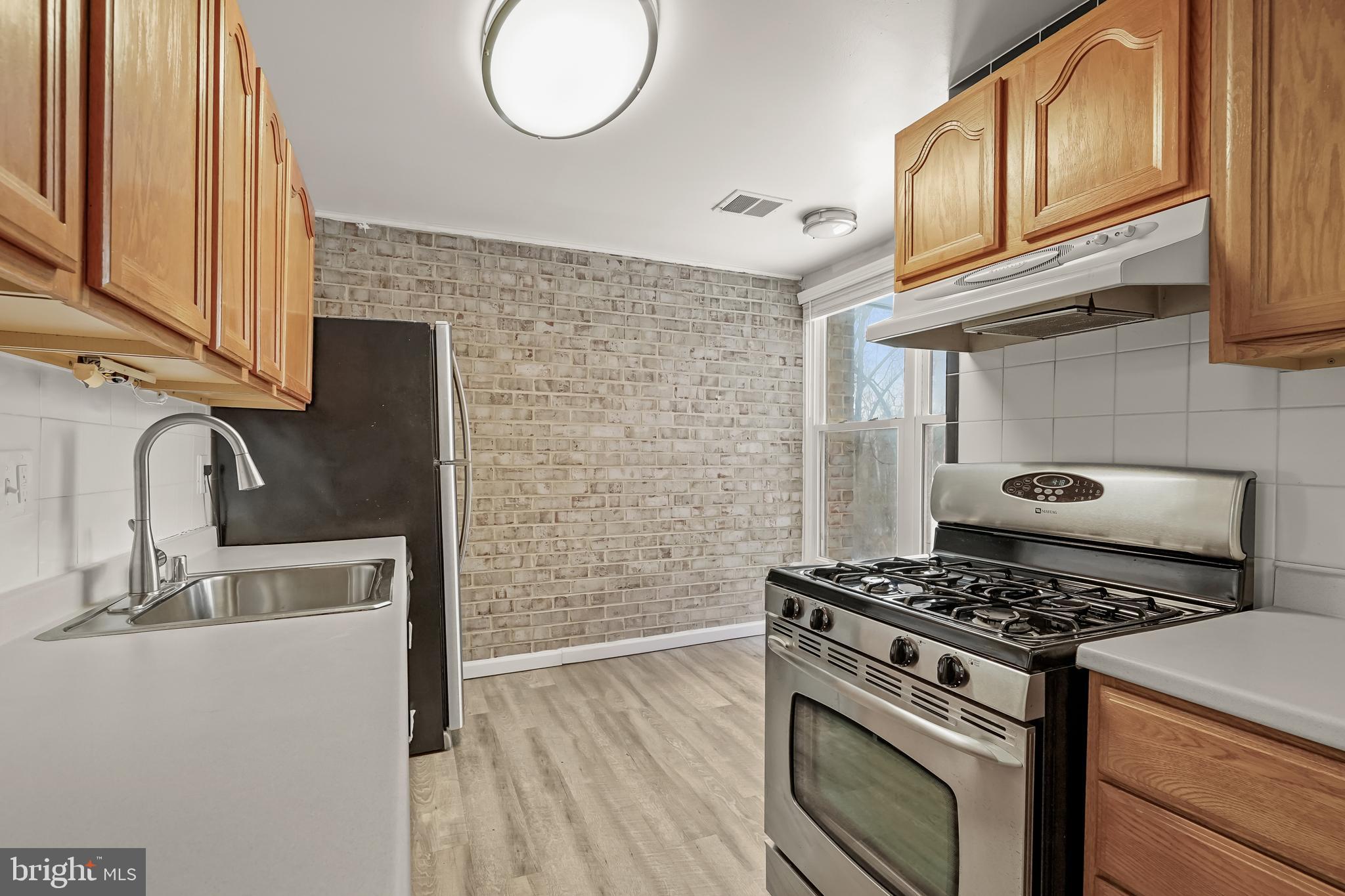 HUNTLEY SQUARE CONDOMINIUMS - Residential