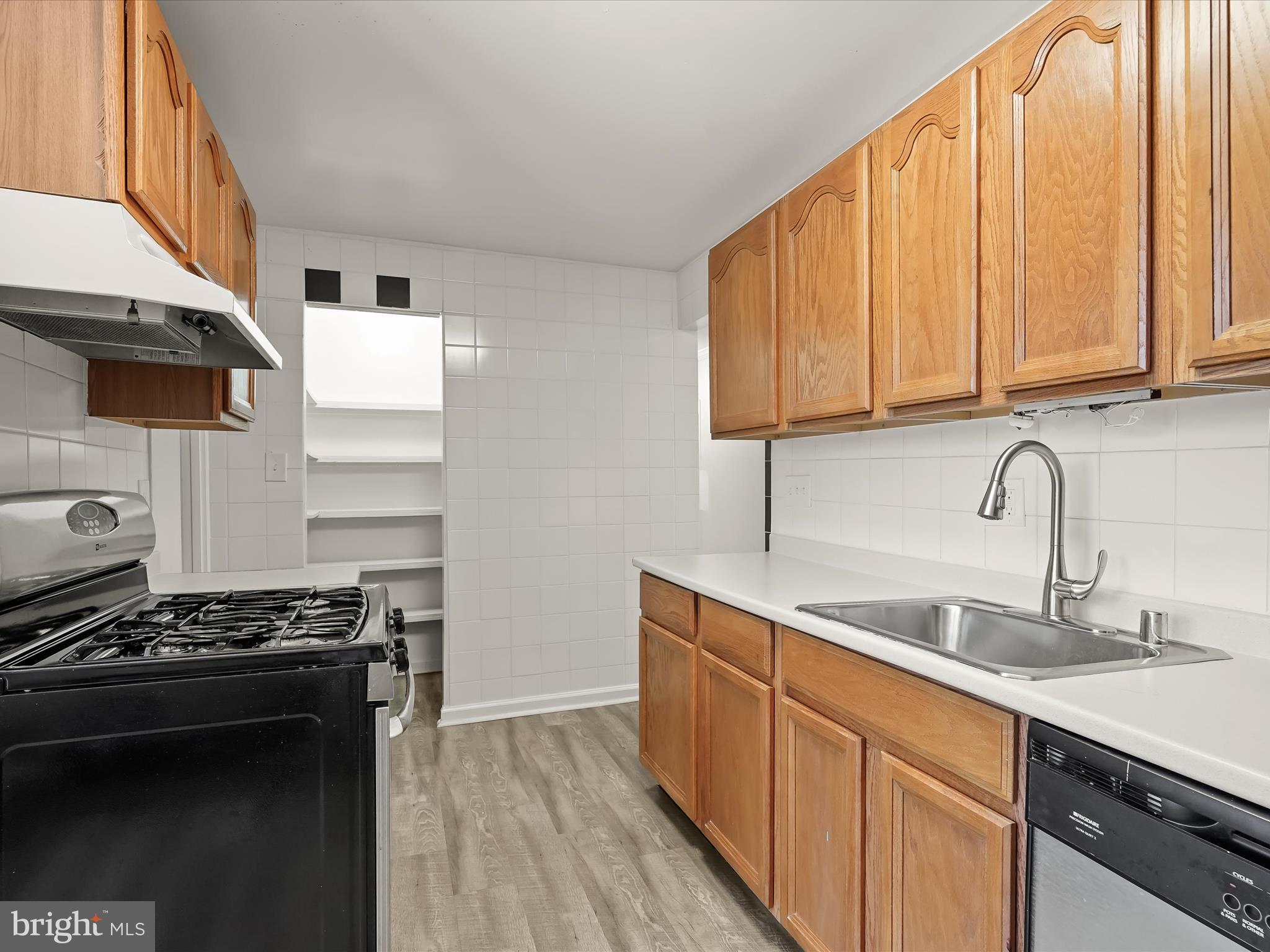 HUNTLEY SQUARE CONDOMINIUMS - Residential