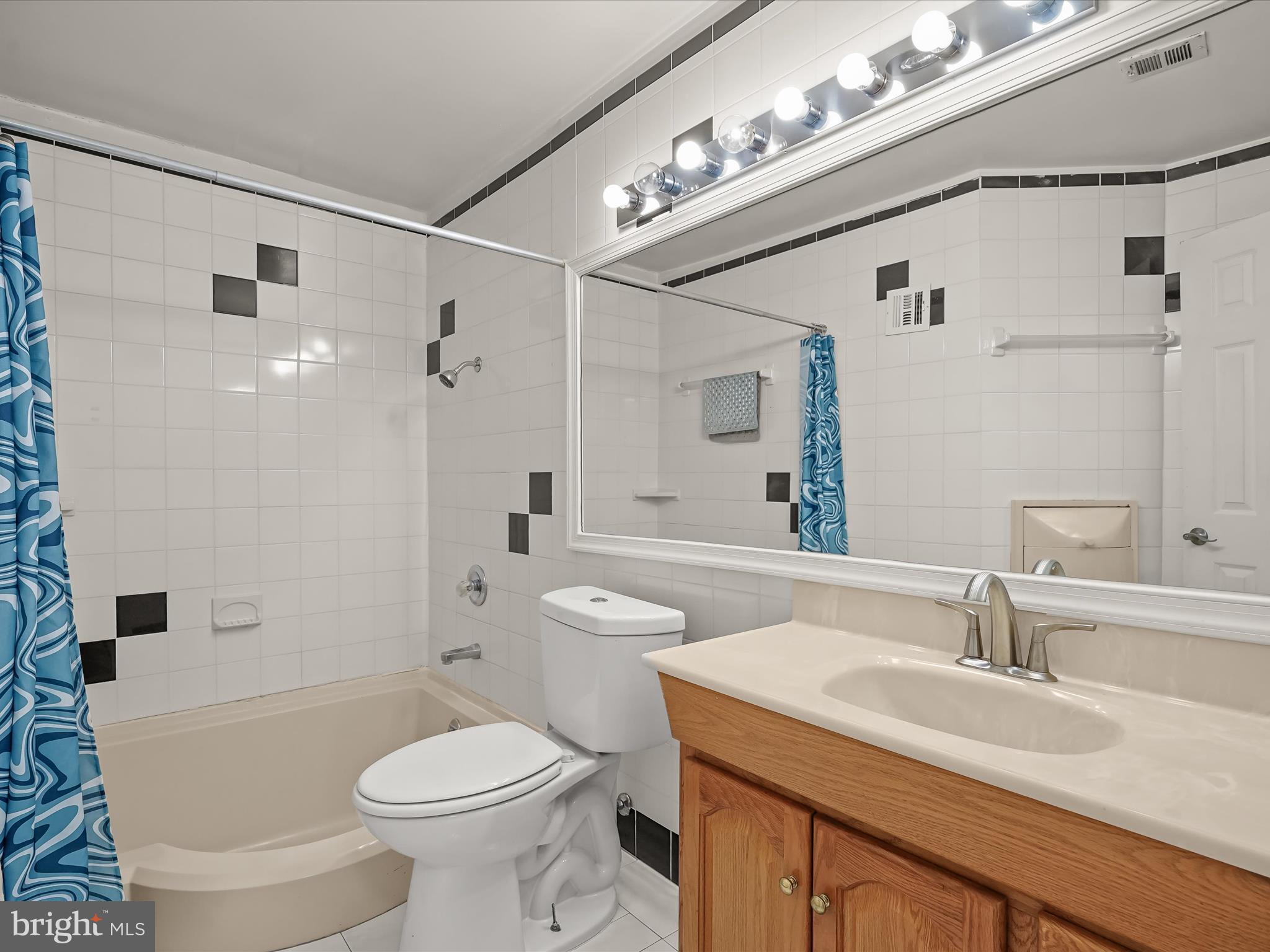 HUNTLEY SQUARE CONDOMINIUMS - Residential