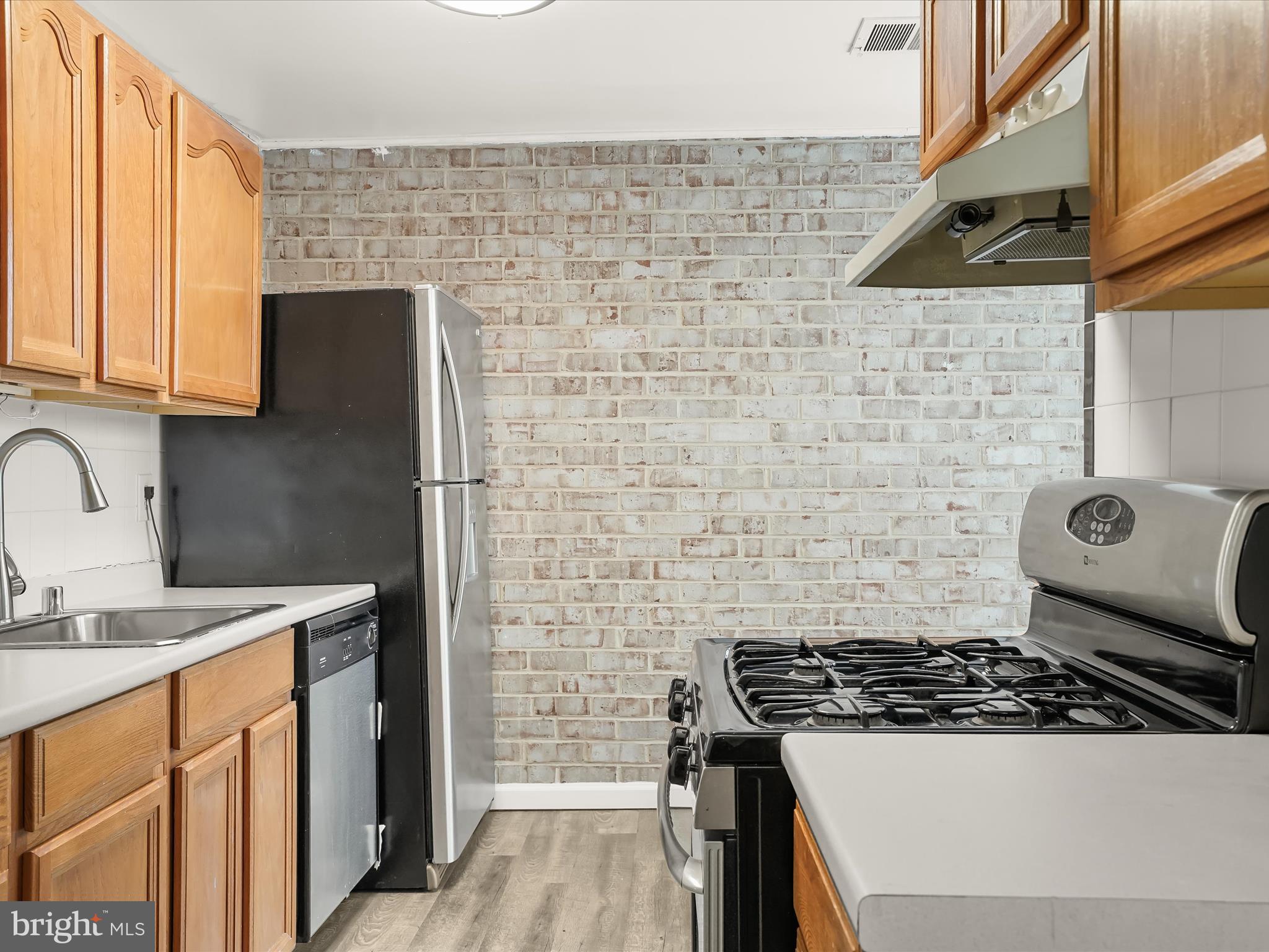 HUNTLEY SQUARE CONDOMINIUMS - Residential