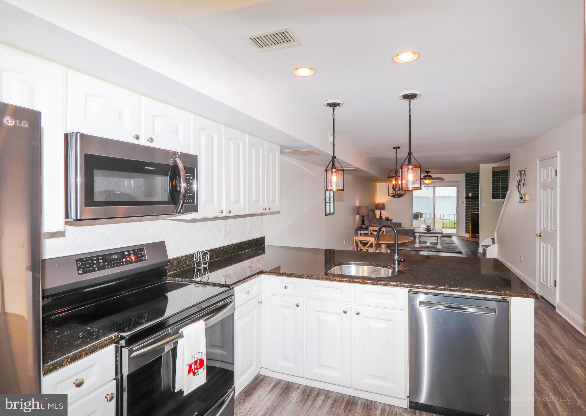 15 QUEEN ANNE WAY E E