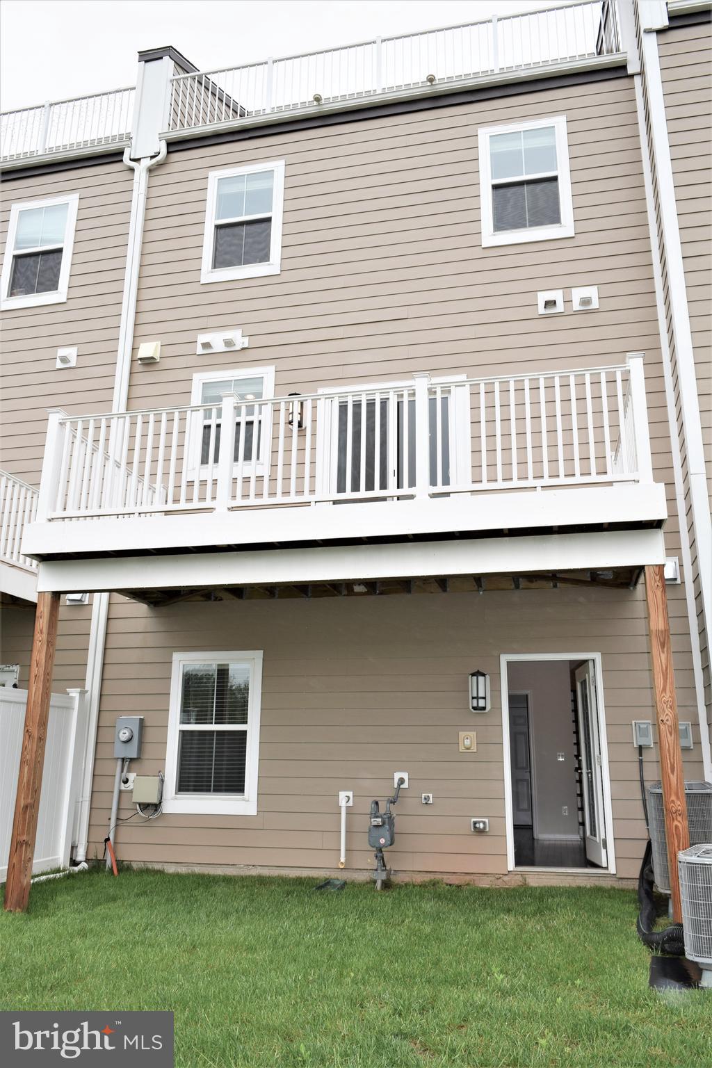 DISCOVERY SQUARE - Residential Lease