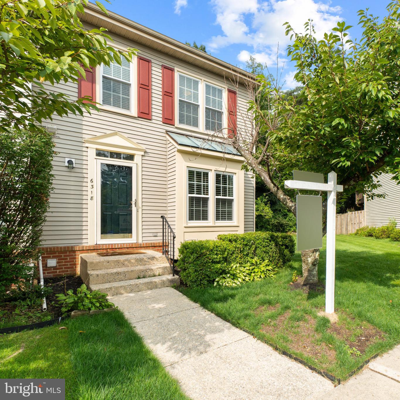 ******* All offer due by 5PM on Sunday, July 30. Seller will make decision by 9PM on July 30 ******
Discover this perfect town home in Willowood neighborhood, with close-by parks and shopping districts, and ideally located in a cul-de sac. Sunlight fills the first floor, which includes hard wood floors and a totally remodeled kitchen. Upgraded white cabinets, newly updated stainless steel appliances, and top of the line granite counter tops make this kitchen feel fresh and functional. Moving upstairs, the upper level owner suite boasts a spacious, vaulted ceiling, and an expansive walk-in closet. The remodeled bathroom is equipped with granite counter tops and an extra large soaking tub with separate shower. The basement comes fully finished, including a gas fireplace, wet bar and full bathroom.
Numerous updates: In 2019, total kitchen remodeled, new windows, remodeled bathrooms, new kitchen appliances, new blinds installed, new paints throughout the house, HVAC in 2017, roof in 2015,
Offers will be presented as they come in. If multiple offers are received, all agents will be notified with an offer deadline via ShowingTime.
