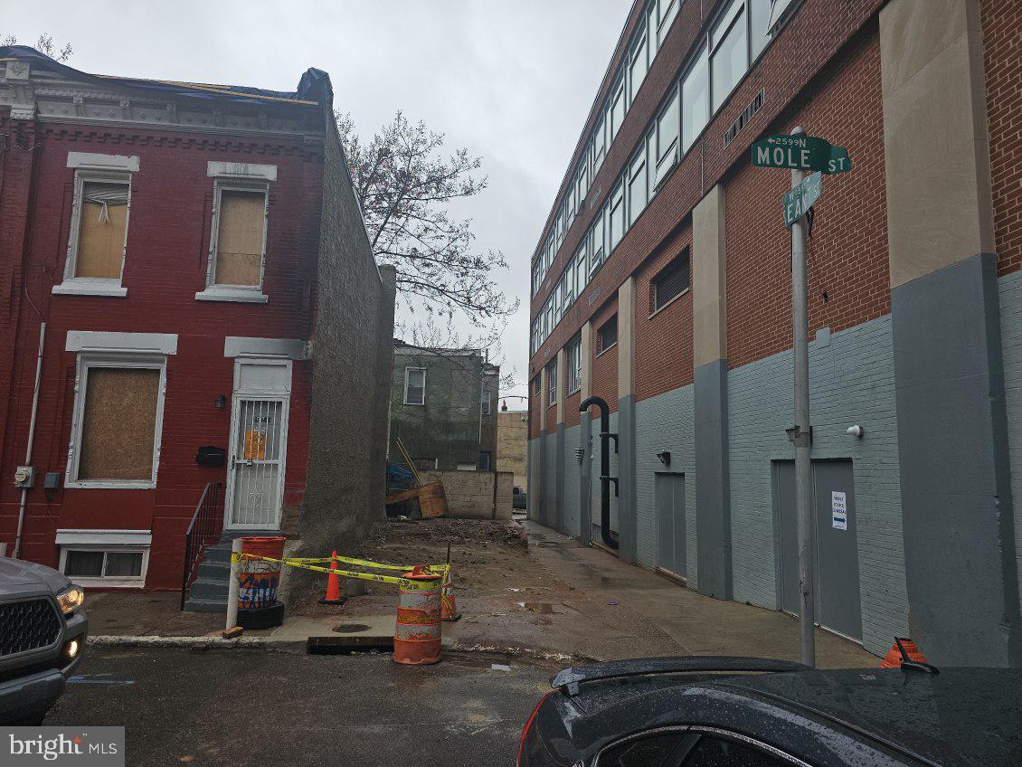 End of row/corner lot located between 15th and 16th and Huntingdon St. Drive by today.