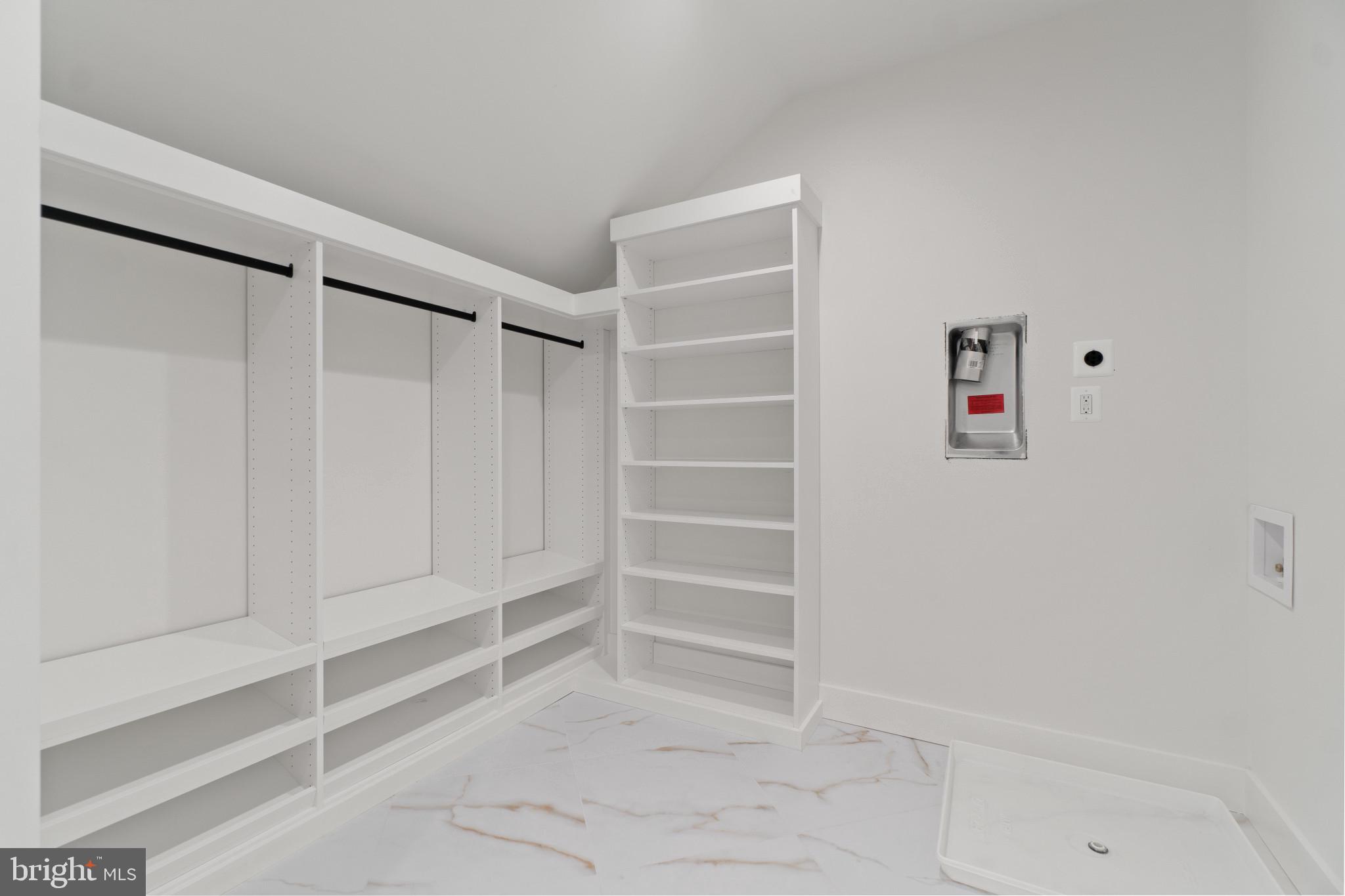 EDGEWATER - Residential