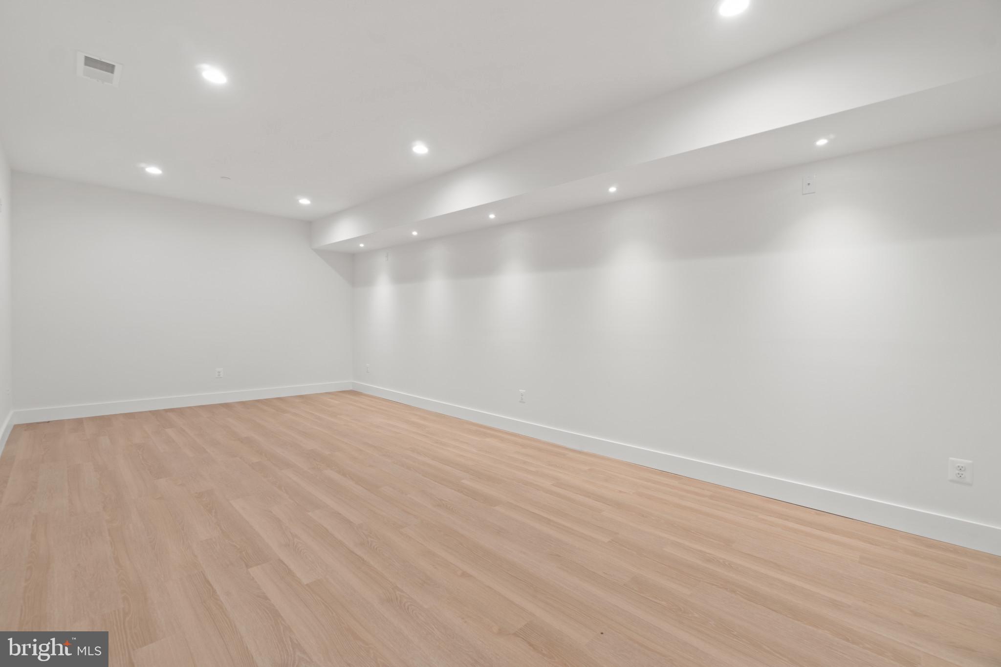 EDGEWATER - Residential