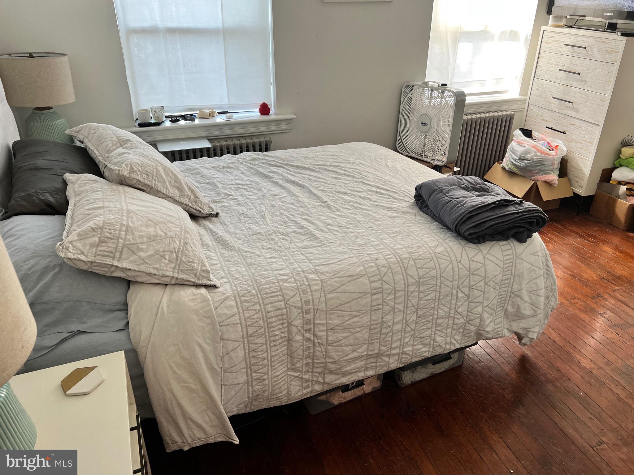 QUEEN VILLAGE - Residential Income