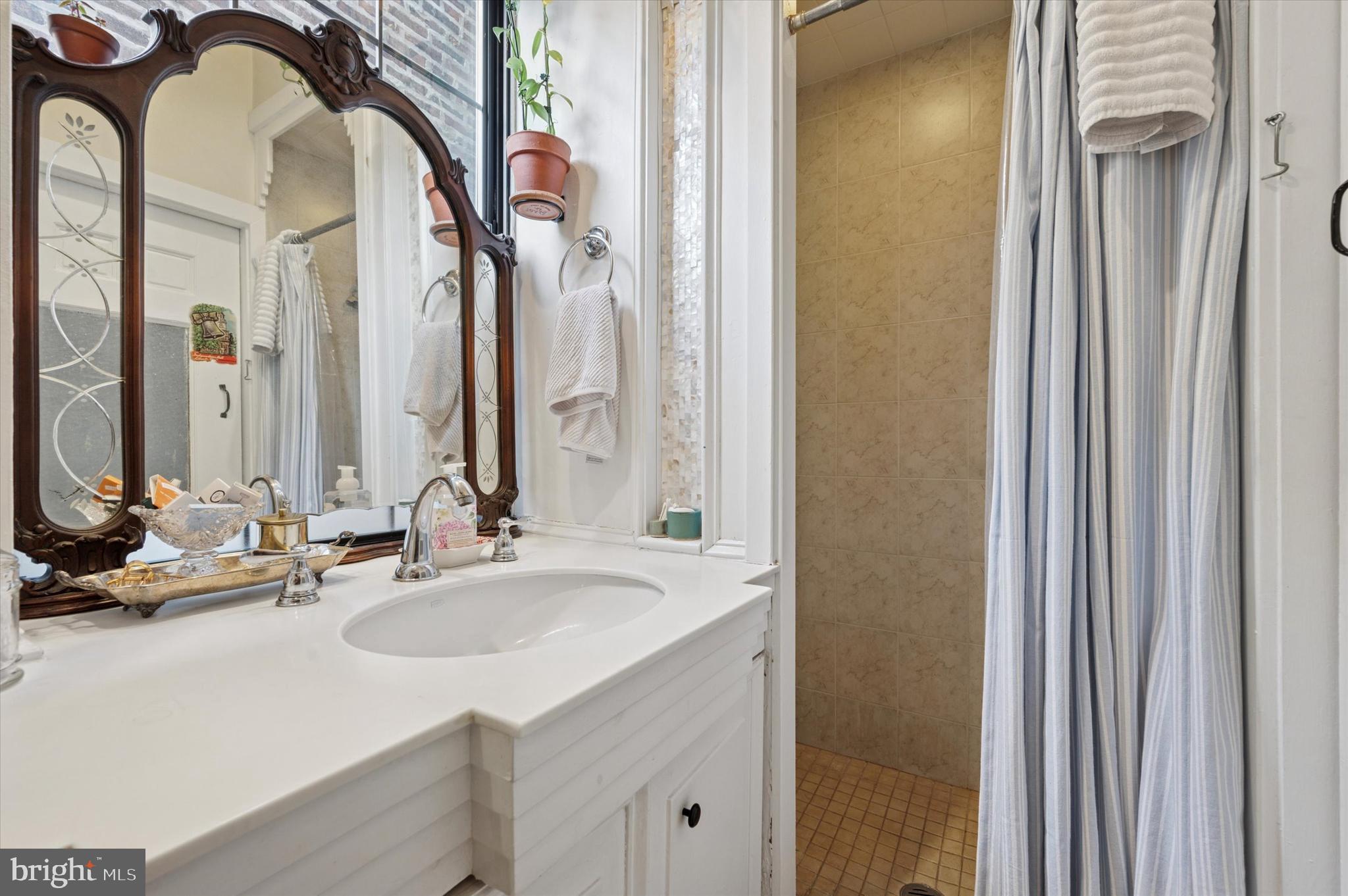 QUEEN VILLAGE - Residential Income