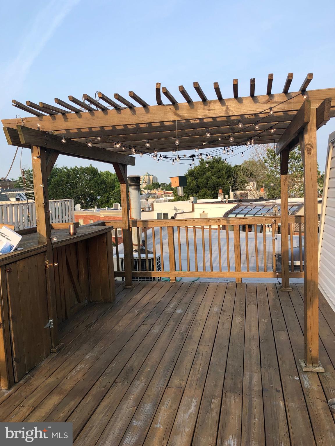 QUEEN VILLAGE - Residential Income