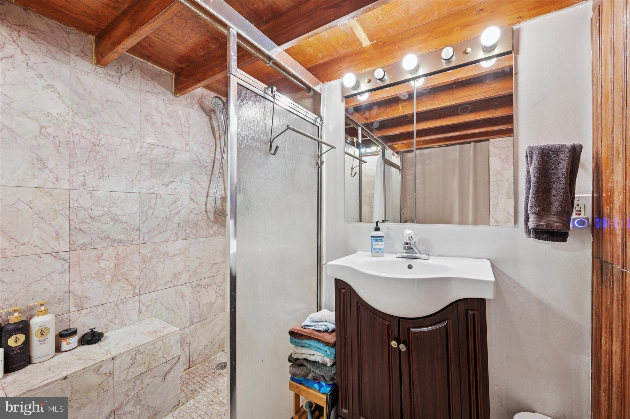 QUEEN VILLAGE - Residential Income