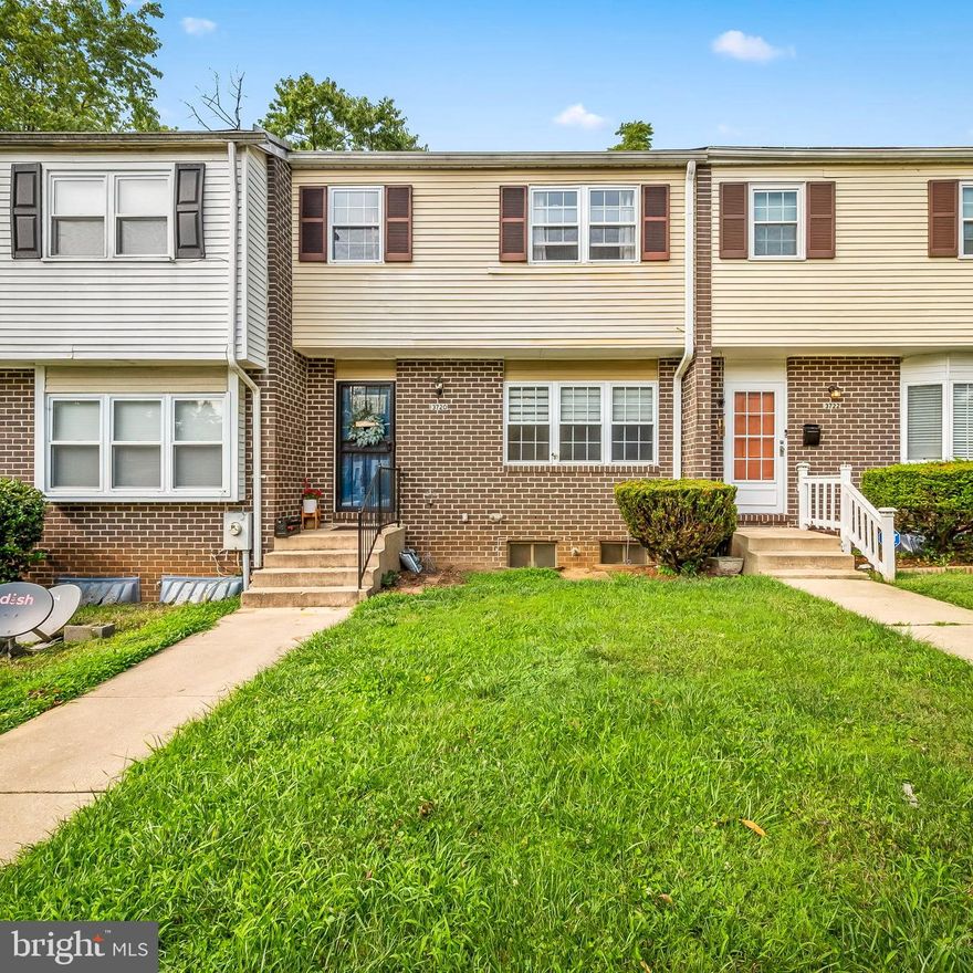 Price Repositioned!  Seller is motivated!  Check out this 3 bedroom 1 full 2 half bath townhouse in Springwood Estates right in the heart of Hamilton.  This perfect starter home is in move in ready condition.  Upgraded kitchen with stainless steel appliances and granite counter-tops.  3 nice sized rooms with modern bathrooms.  Finished basement with storage/utility room.   Great outdoor space in the fenced rear yard.  All you need to do is move in with  the fresh neutral paint throughout and hardwood floors.  Inspection and repairs completed.  Great home to use mortgage grants for qualified buyers.