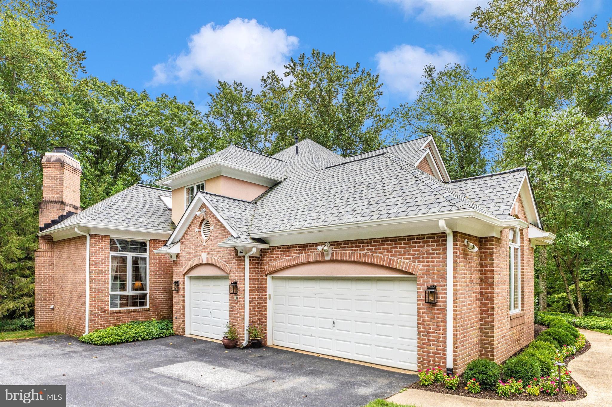 3 FOREST BLUFF COURT