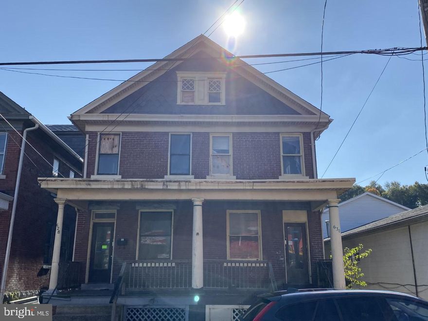 Blank Canvas! Bring your imagination and a hammer to transform is 1910 traditional duplex into a money making machine! Centrally located, spacious rooms, and SO MUCH potential!