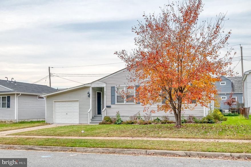 AWESOME, MODERN AND READY FOR YOU! THIS STYLISH RECENTLY RENOVATED RANCHER HAS ALL THE BELLS AND WHISTLES TO DELIGHT. BEAUTIFUL KITCHEN FEATURES GRANITE COUNTER-TOPS, STAINLESS APPLIANCES, HARDWOOD FLOORS AND A VERY CHIC BACKSPLASH. A VAULTED CEILING ADDS A TON OF CLASS TO THE SPACIOUS FAMILY ROOM. YOUR PET WILL APPRECIATE THE COMPLETELY FENCED IN PRIVATE BACKYARD AND THE HUGE ATTACHED GARAGE WILL HELP YOU TACKLE ALL YOUR PROJECTS. PERFECTLY LOCATED TO EVERYTHING.  SEE THIS NOW BEFORE IT'S GONE!!!!!!