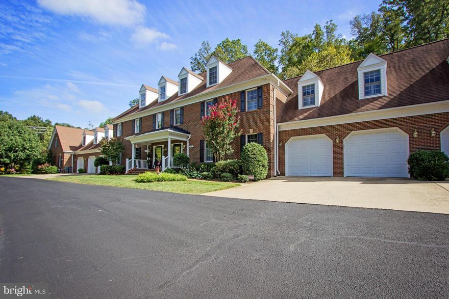 Spacious 3,200+ sq ft well-appointed luxury townhome in sought-after Greens community at Lee s Hill. 4 BRs, 3.5 BAs. New gourmet kitchen, extra-large rooms, hardwood flooring and upgraded moldings throughout. Superb craftsmanship. Over-sized 2 car garage. HOA covers exterior maintenance and lawn service. Walk to golf course, and hiking trails. Near new VRE train station, shopping, hospital, I-95.