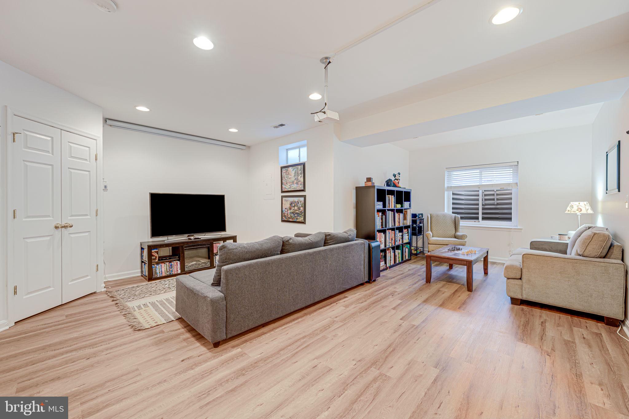 RIVER OAKS - Residential