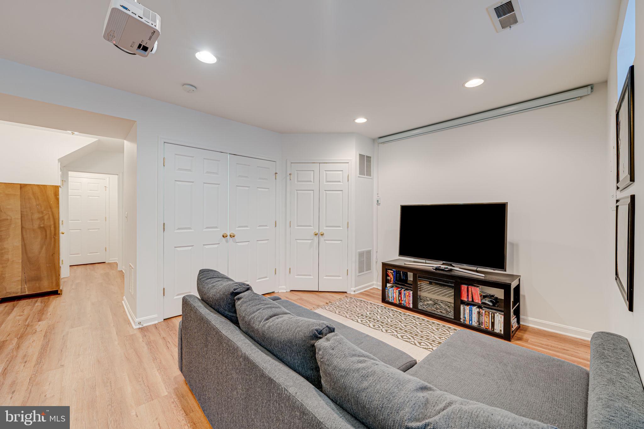 RIVER OAKS - Residential