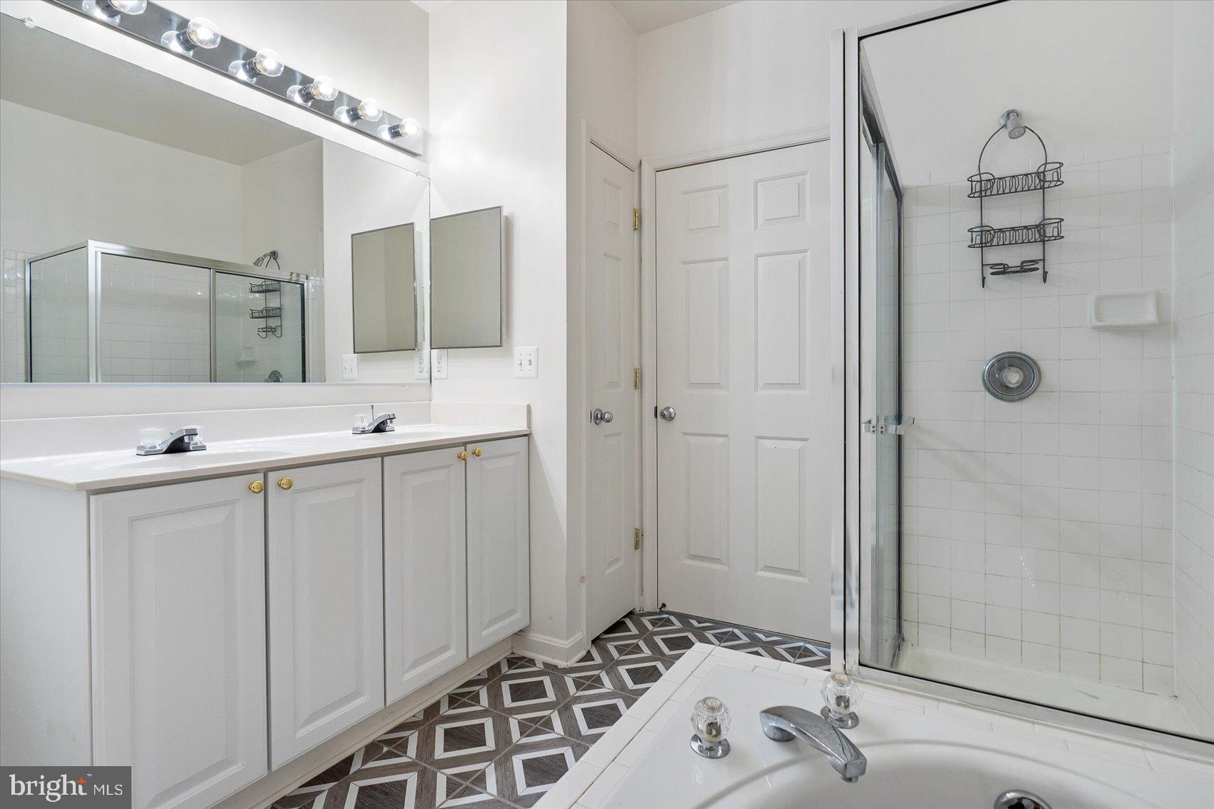 HOLLINGTON AT THE POINTE - Residential