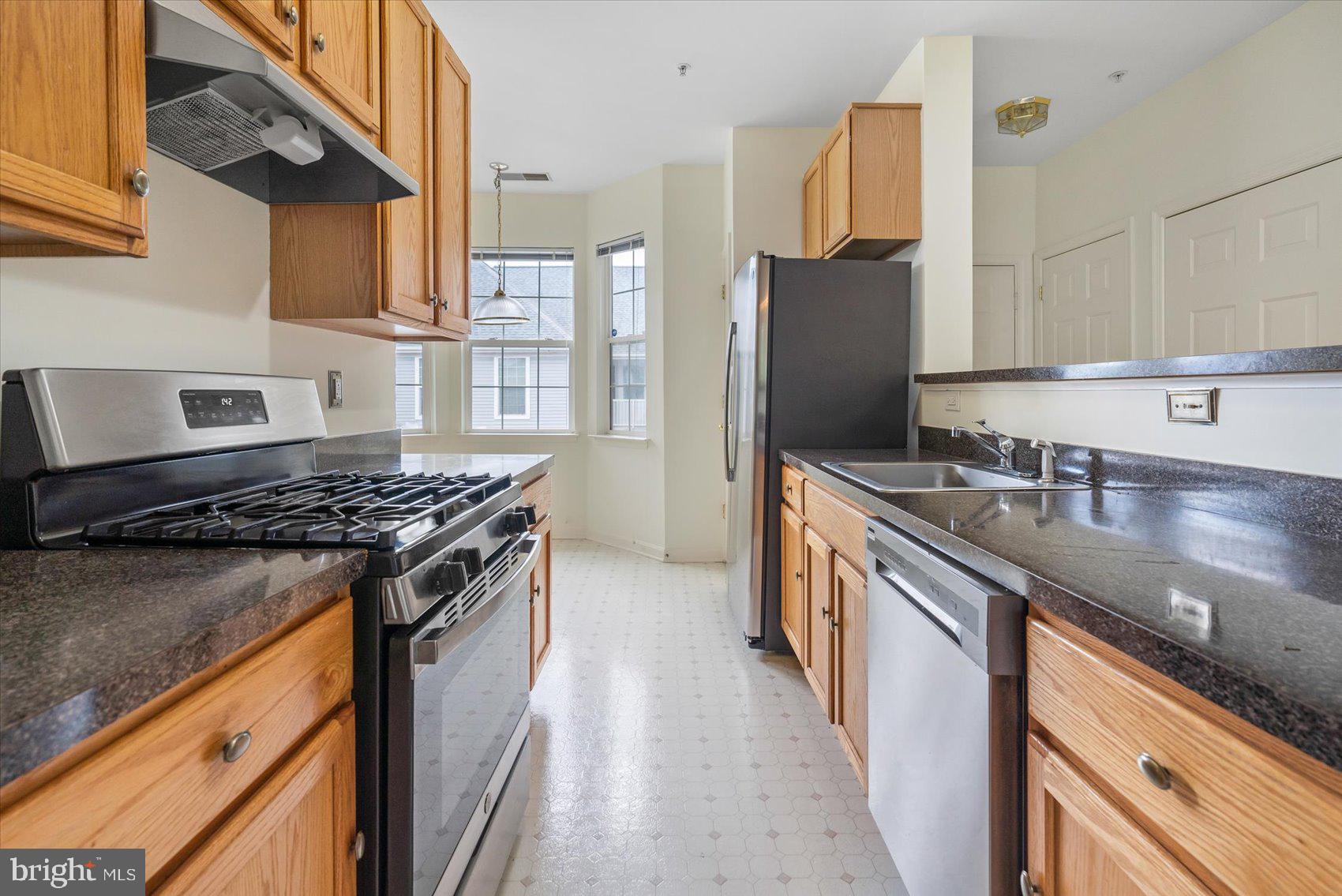 HOLLINGTON AT THE POINTE - Residential