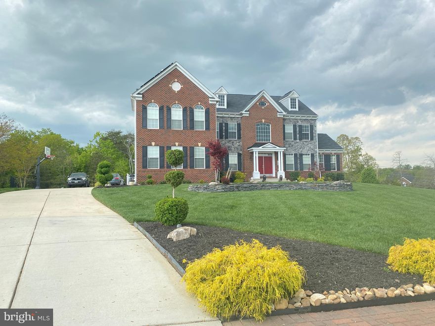 312 Lismore Dr, Fort Washington, MD 20744 has approximately 4,954 square feet, with a lot size of 1.19 acres.