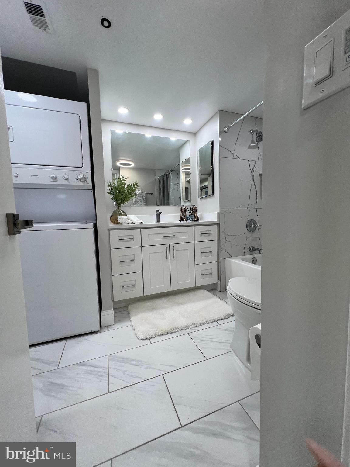 SKYLINE SQUARE CONDO - Residential