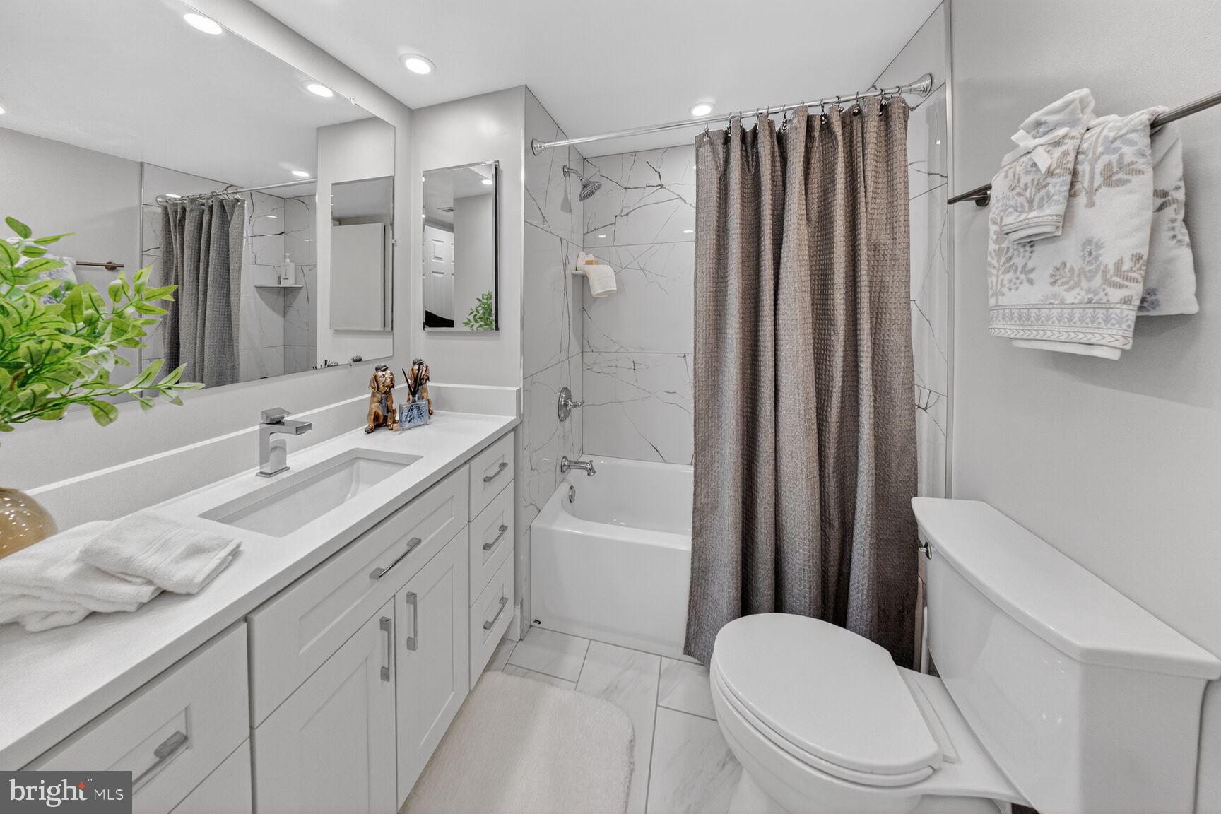 SKYLINE SQUARE CONDO - Residential