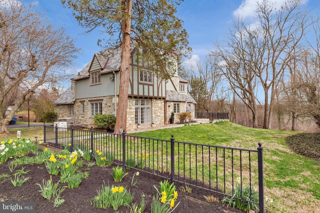 Photo of 24 Golf View Road, DOYLESTOWN, PA 18901 (MLS # PABU2117520)