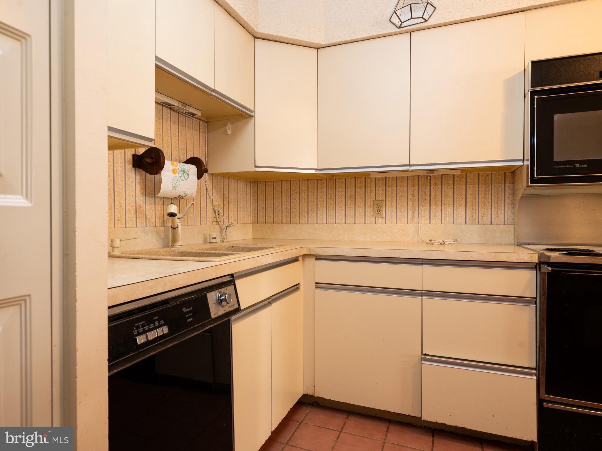 SKYLINE SQUARE CONDO - Residential