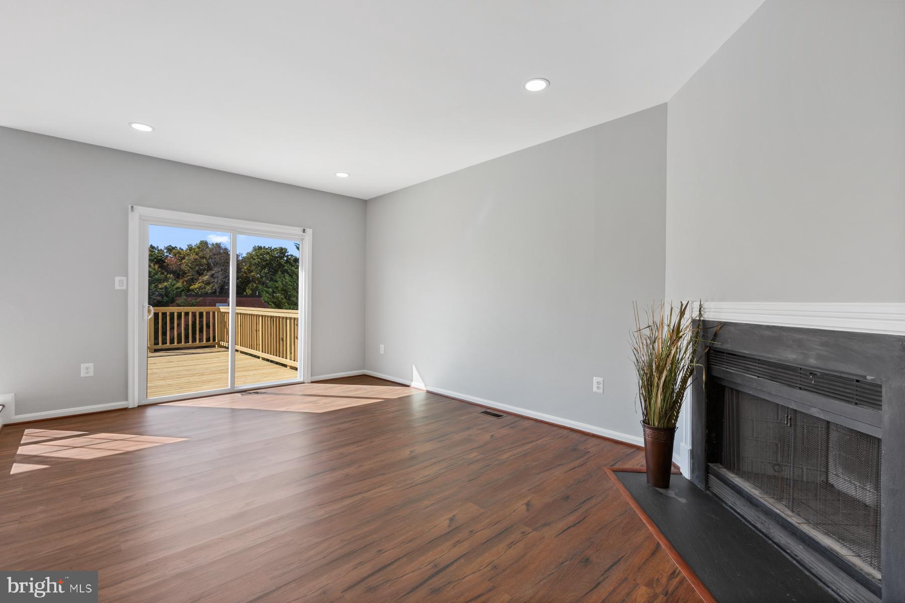 LAUREL LAKES - Residential