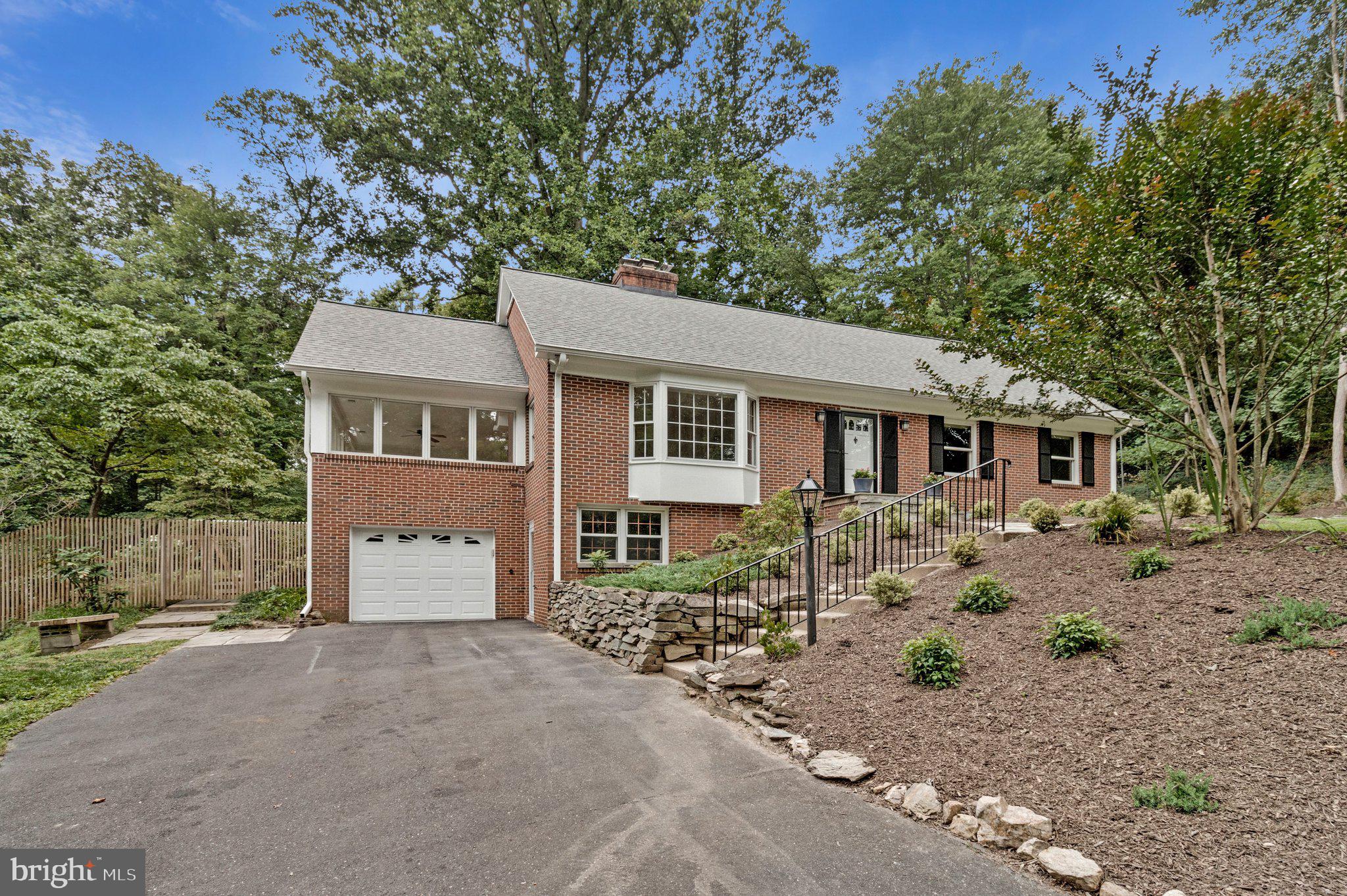 2213 APPLE TREE LANE
