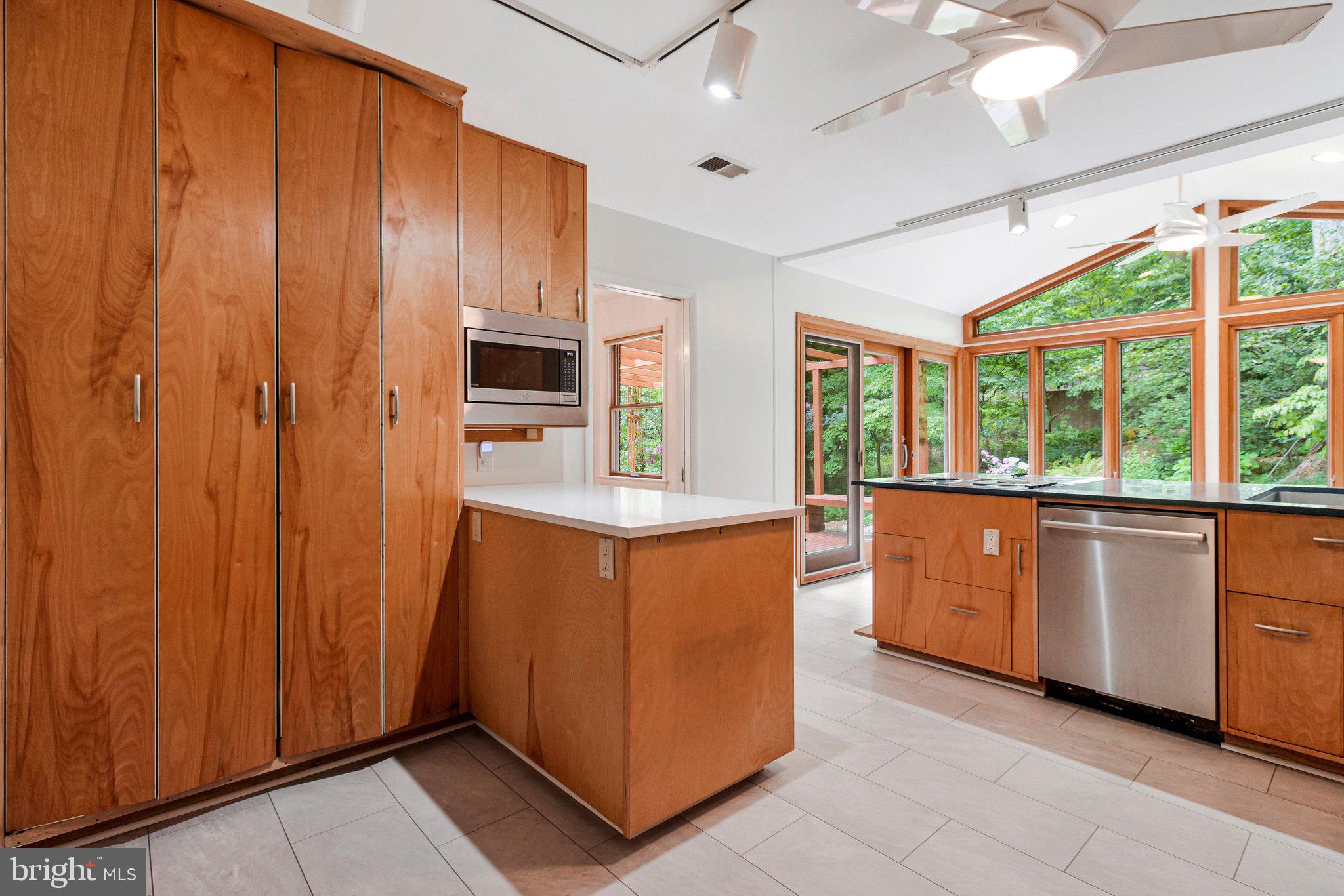 2213 APPLE TREE LANE