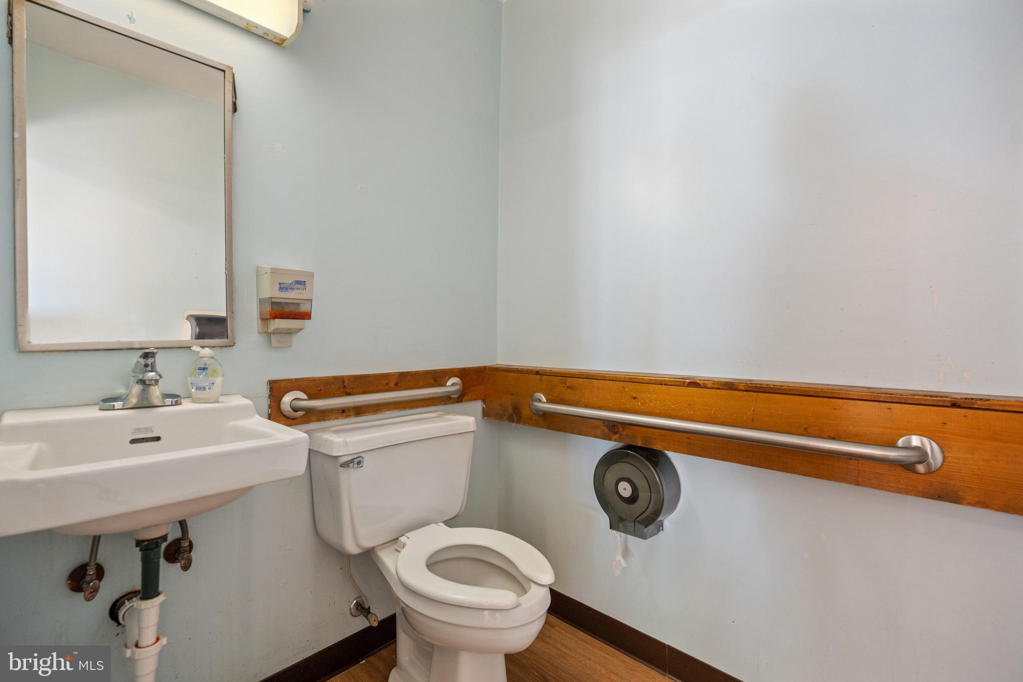 Main image without alt text