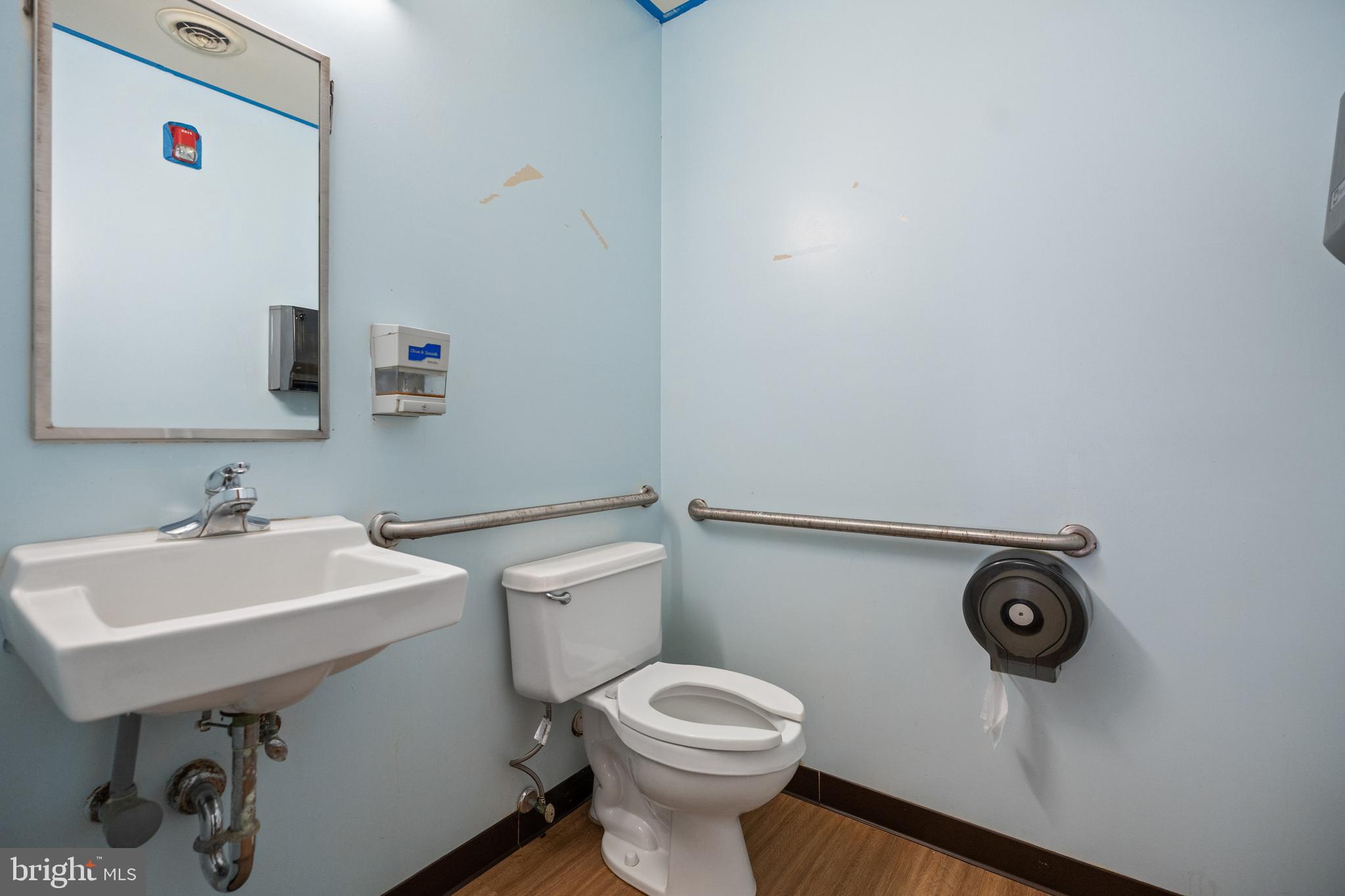 Main image without alt text