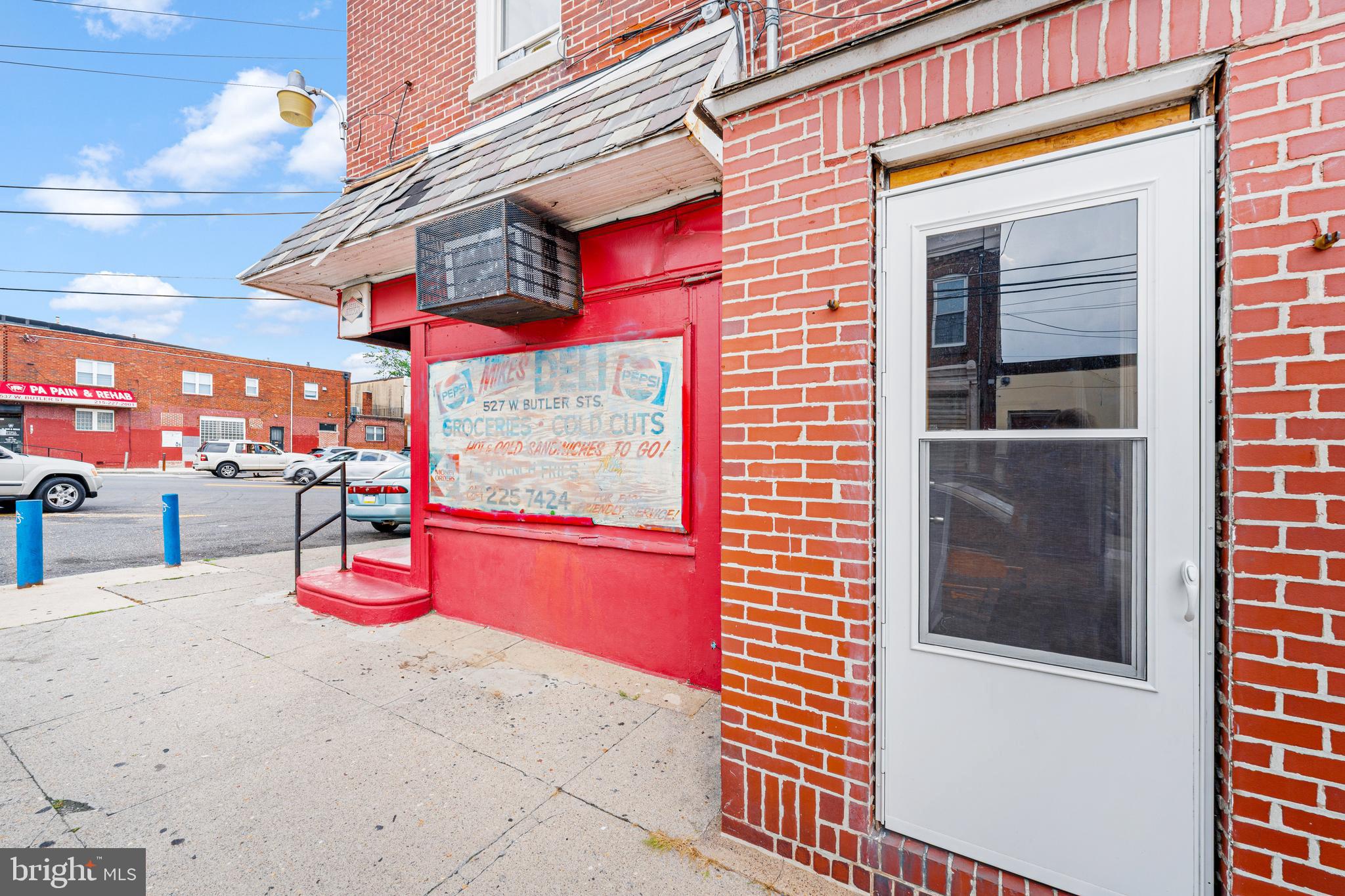 Main image without alt text