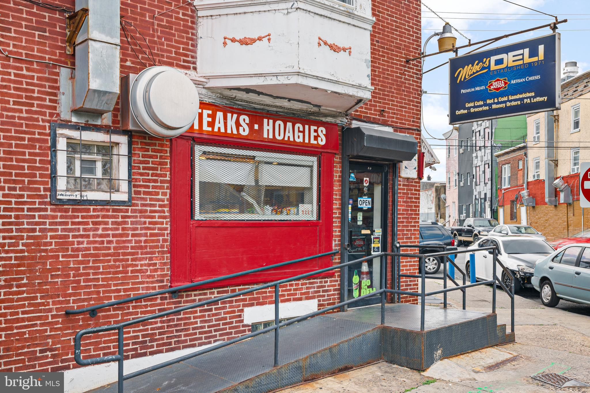 Main image without alt text