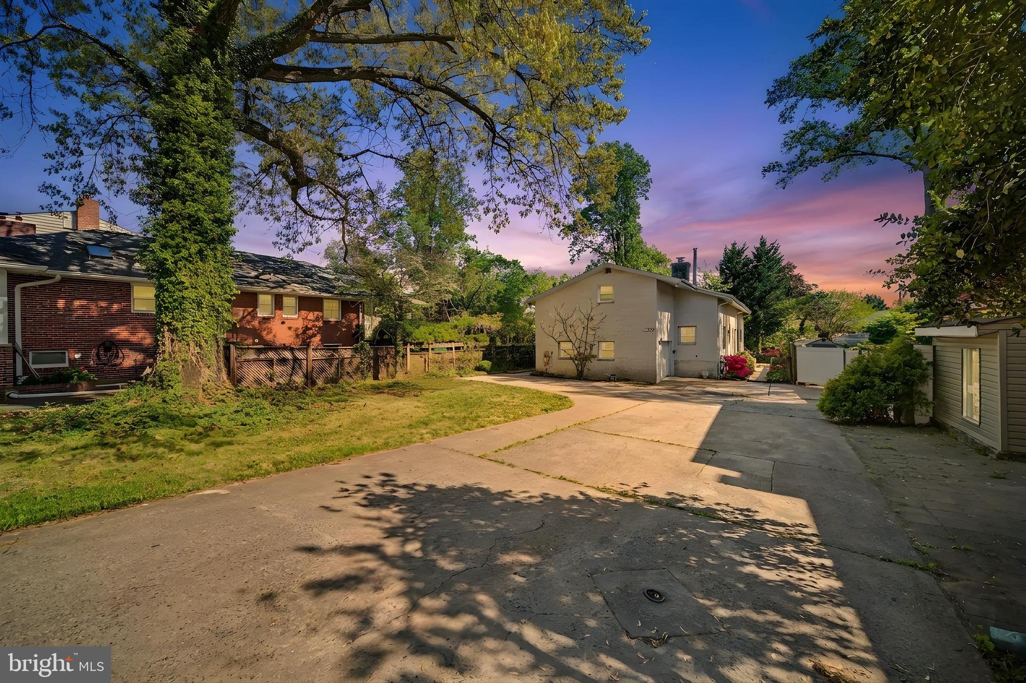 5812 GREENLAWN DRIVE