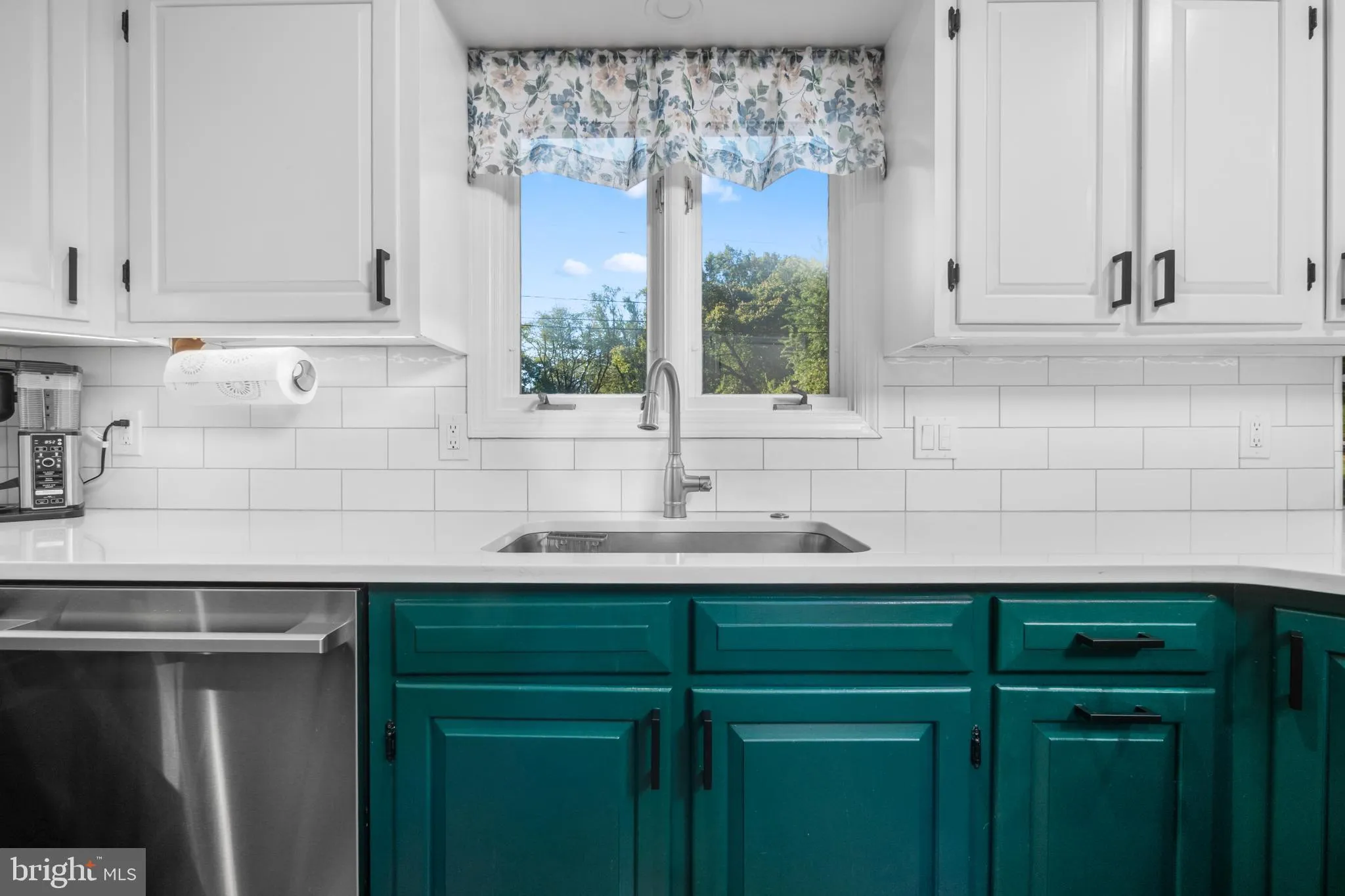 Bethlehem, Pennsylvania 18017, United States, 4 Bedrooms Bedrooms, ,3 BathroomsBathrooms,Residential,Pending,207523