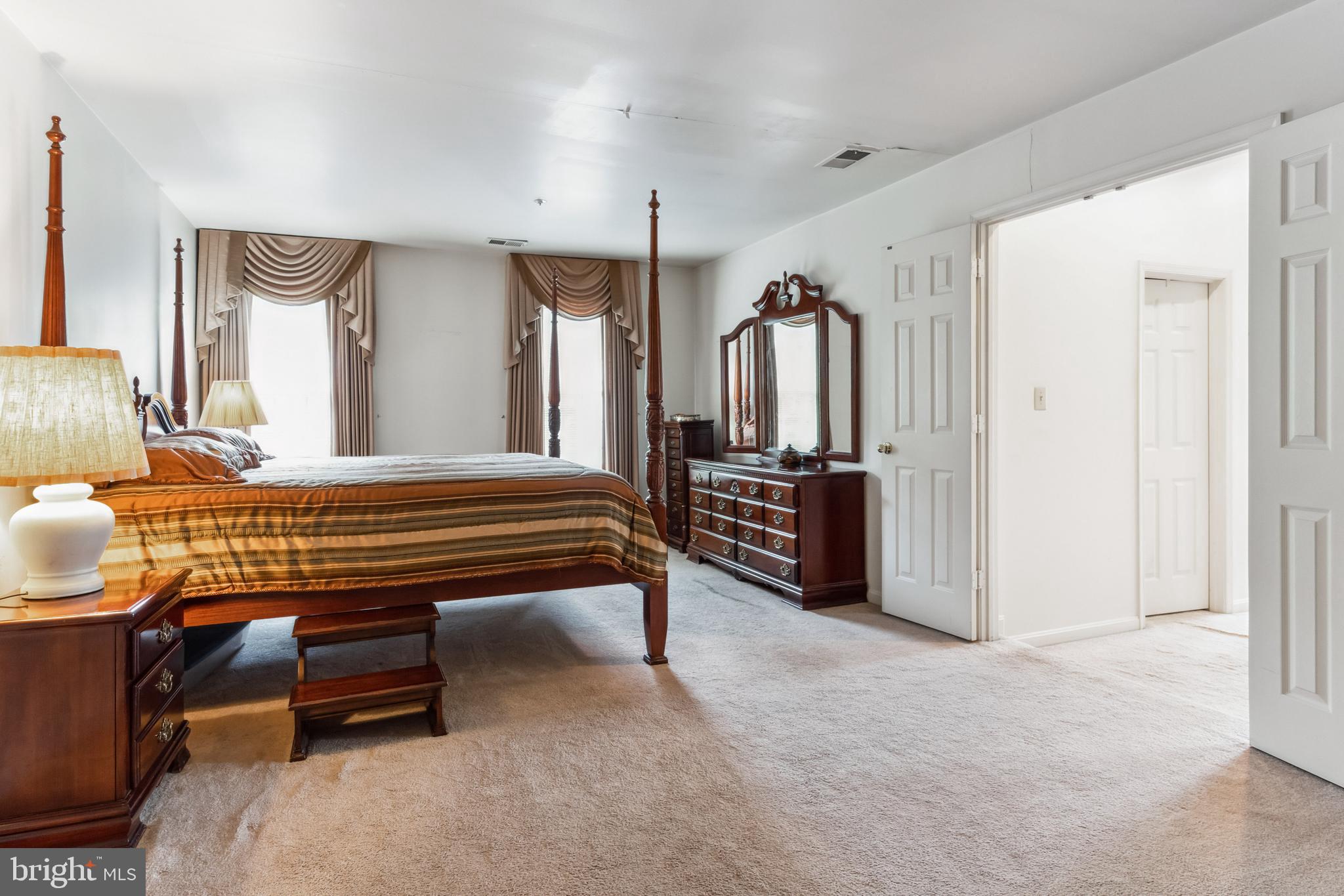 LEGEND MANOR - Residential