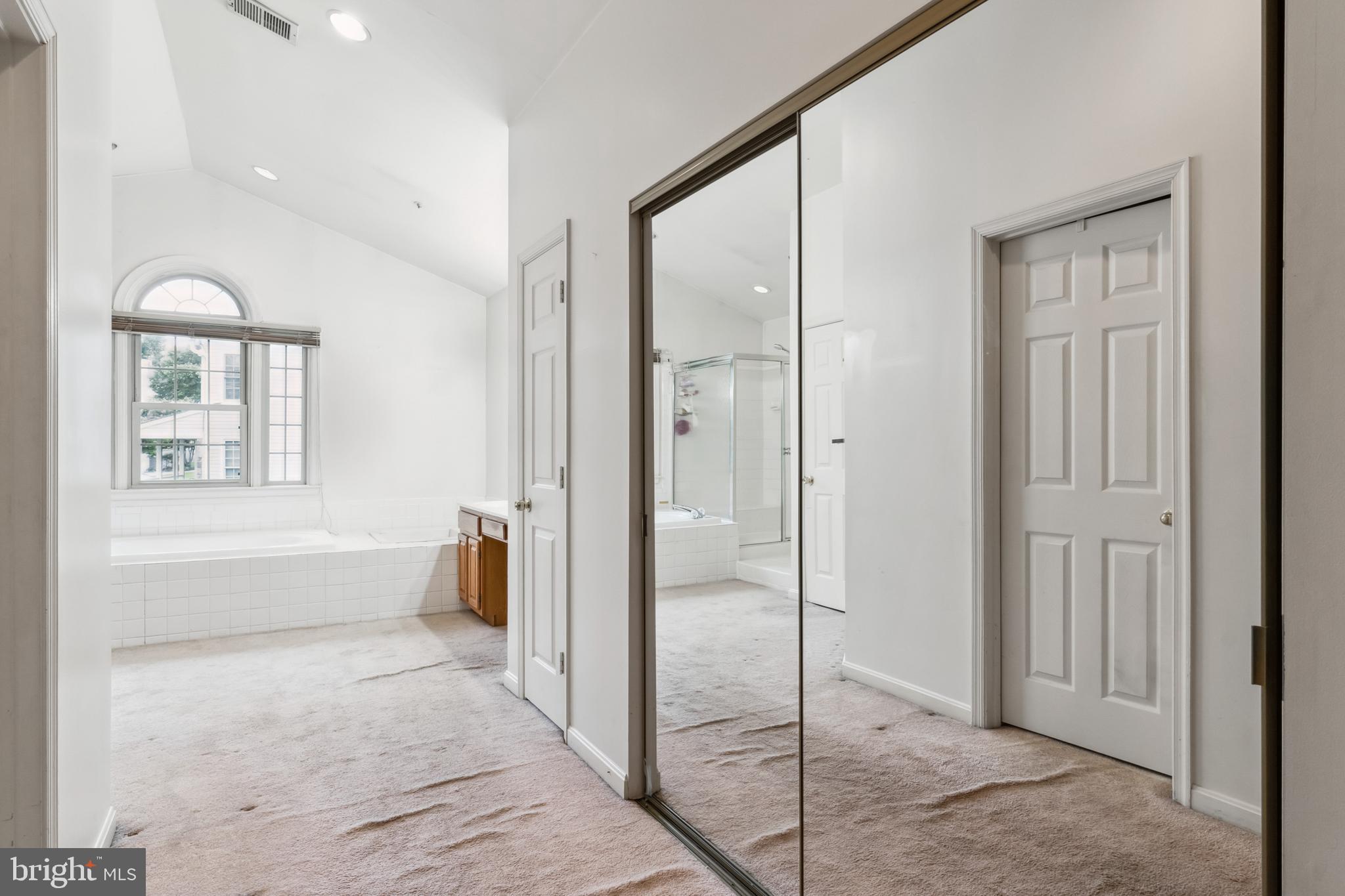 LEGEND MANOR - Residential