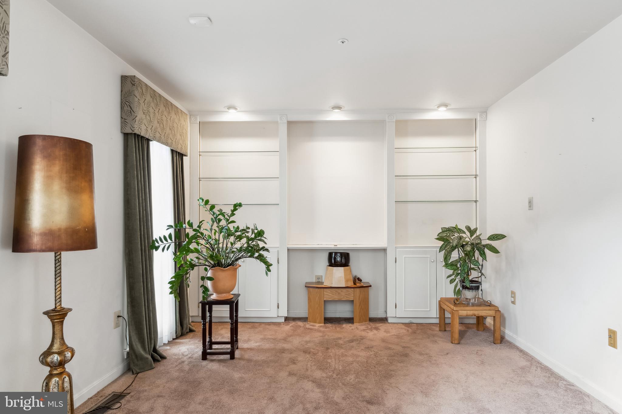 LEGEND MANOR - Residential