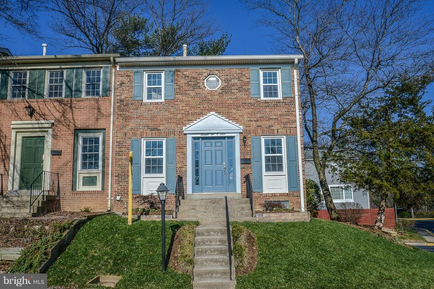 LEVEL END UNIT TOWNHOUSE W/3 BEDROOMS  2 1/2 BATH.FRESHLY PAINTED. NEW FLOORING. NEW KITCHEN W/GRANITE COUNTERTOPS,SS APPLIANCES.2015 NEW WINDOWS,SIDING,DOORS,GUTTERS,CARPET.2012 NEW A/C,WATER HEATER,FURNACE 2013ROOFCOMMUNITY POOL,BASEKTBALL COURTS.PLENTY OF PARKING.CLOSE TO I95.