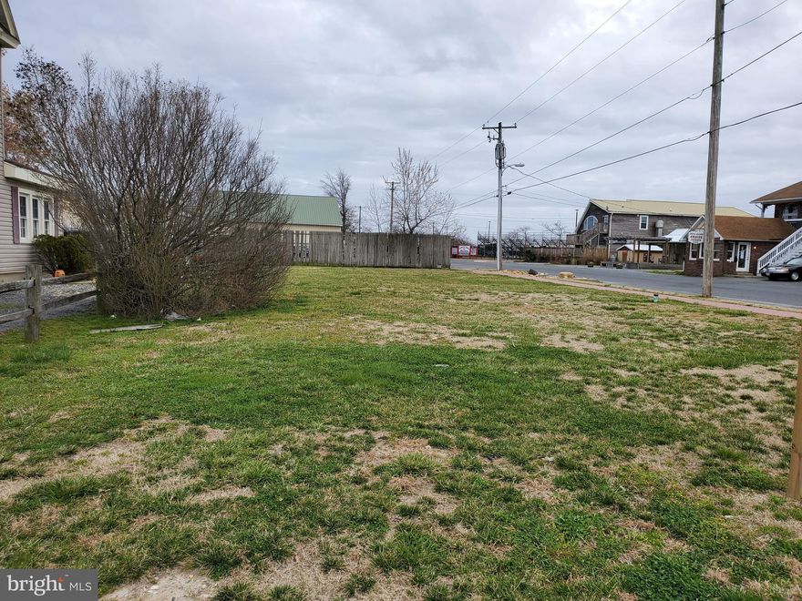 GREAT LOCATION!!  Zoned CBD (NO SETBACK LIMITATIONS) 50'X150' CORNER LOT ON MAIN AND 7TH STREETS.  ON BUSY ROAD LEADING TO SOMERS COVE MARINA.  CONTACT THE CITY FOR WATER AND SEWER HOOK-UP FEES.