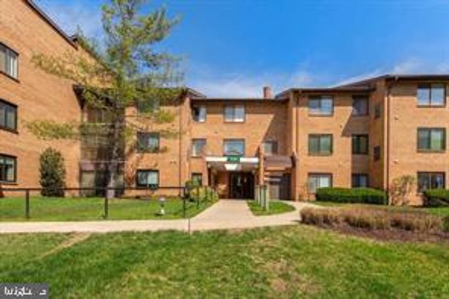 55+ ADULT LIVING COMMUNITY, LOADS AMENITIES - FITNESS CENTER,  INDOOR/OUTDOOR POOLS, GOLF COURSE,RESTAURANTS, CENTRALLY LOCATED 610 ACRES GATED COMMUNITY.  FRESHLY PAINTED SPACIOUS 2BR, 2FB WARFIELD MODEL WITH BALCONY, LOTS OF LIGHT, LAUNDRYROOM IN UNIT, ASSIGNED PARKING AND AMPLE STORAGE, SEPARATE DININGROOM, EAT-IN TABLE SPACE KITCHEN, CONDO FEE INCLUDES ALL UTILITIES, TAXES, MASTER INSURANCE, BASIC CABLE AND INTERNET