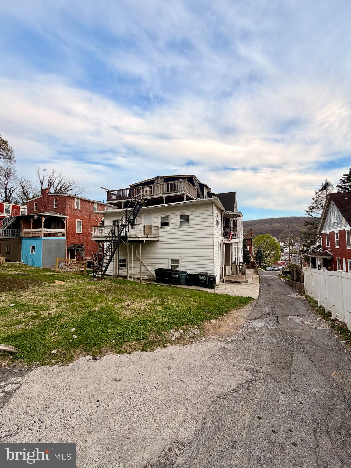 Main image without alt text