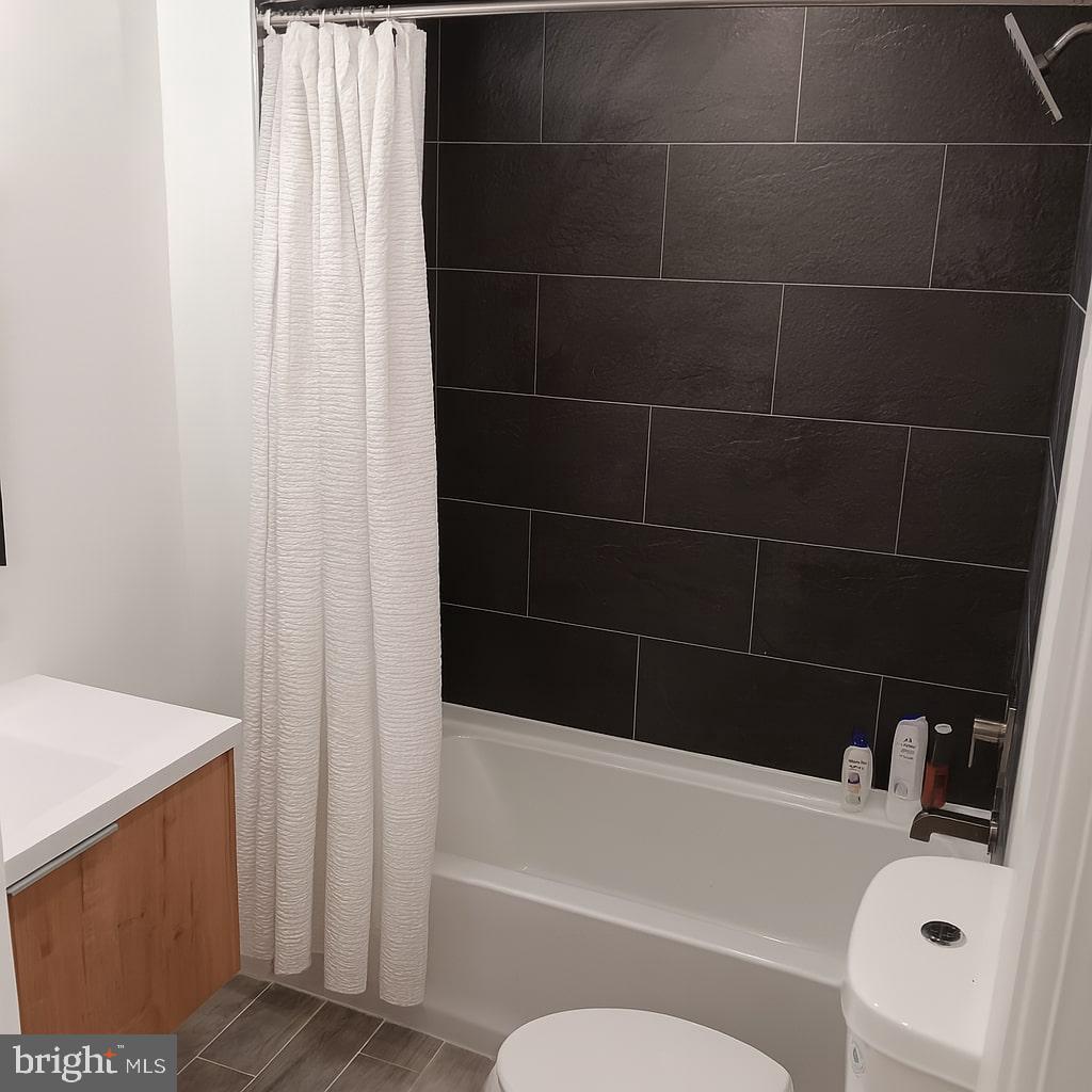 NORRIS SQUARE - Residential Lease